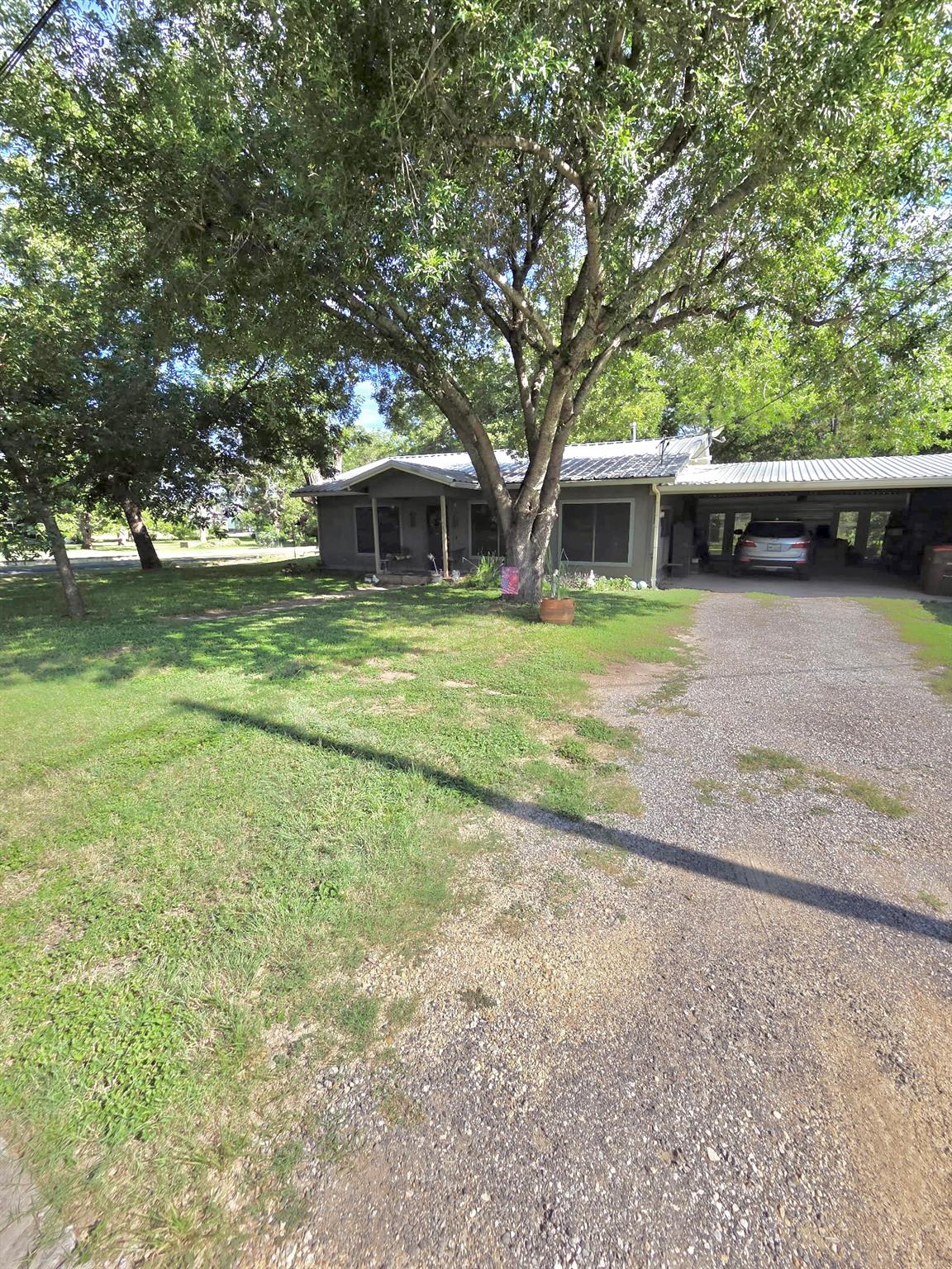 201 E Bluebonnet Ln, Johnson City, TX 78636