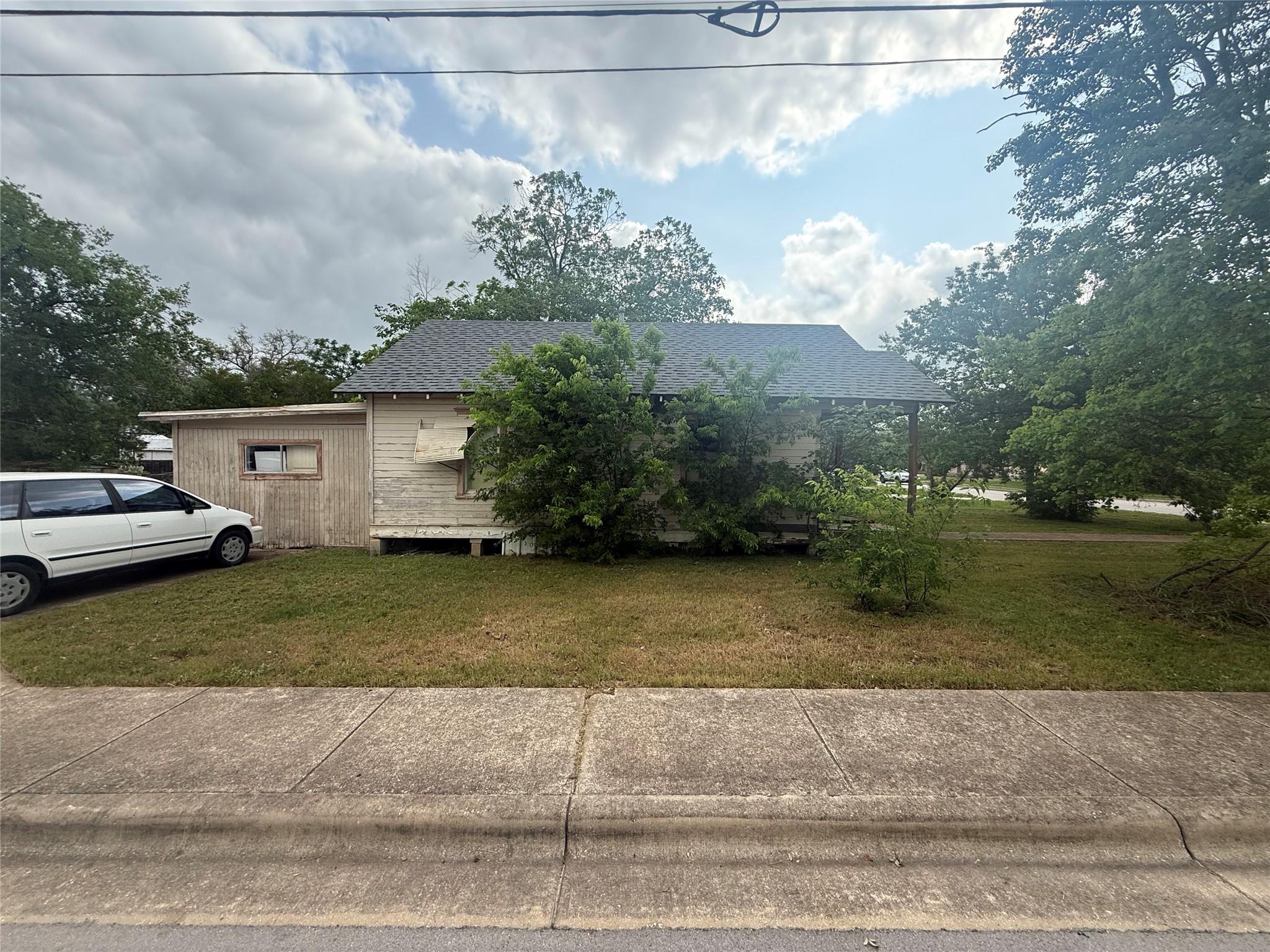 902 E Liberty Ave, Round Rock, TX 78664