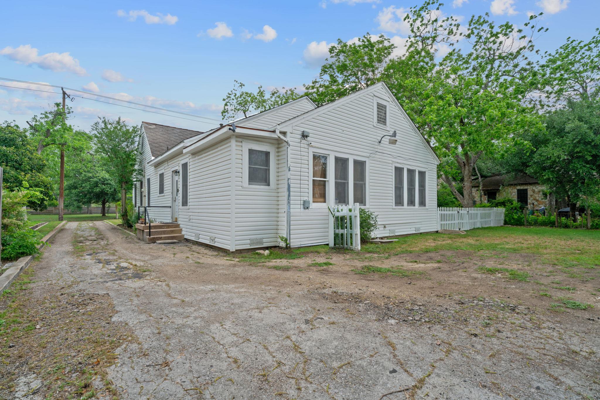 1709 W Lake Dr, Taylor, TX 76574