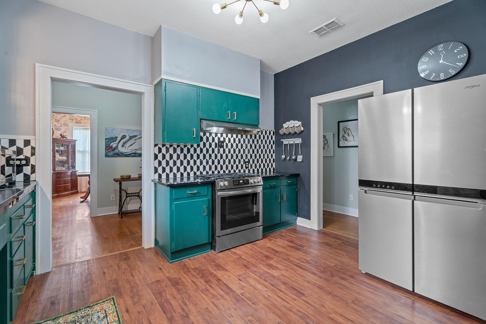 1709 W Lake Dr, Taylor, TX 76574