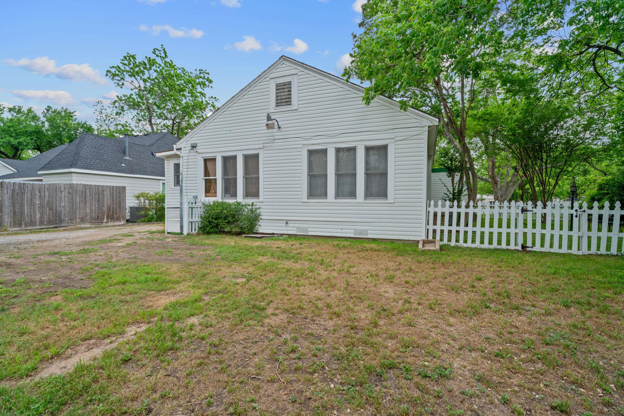 1709 W Lake Dr, Taylor, TX 76574