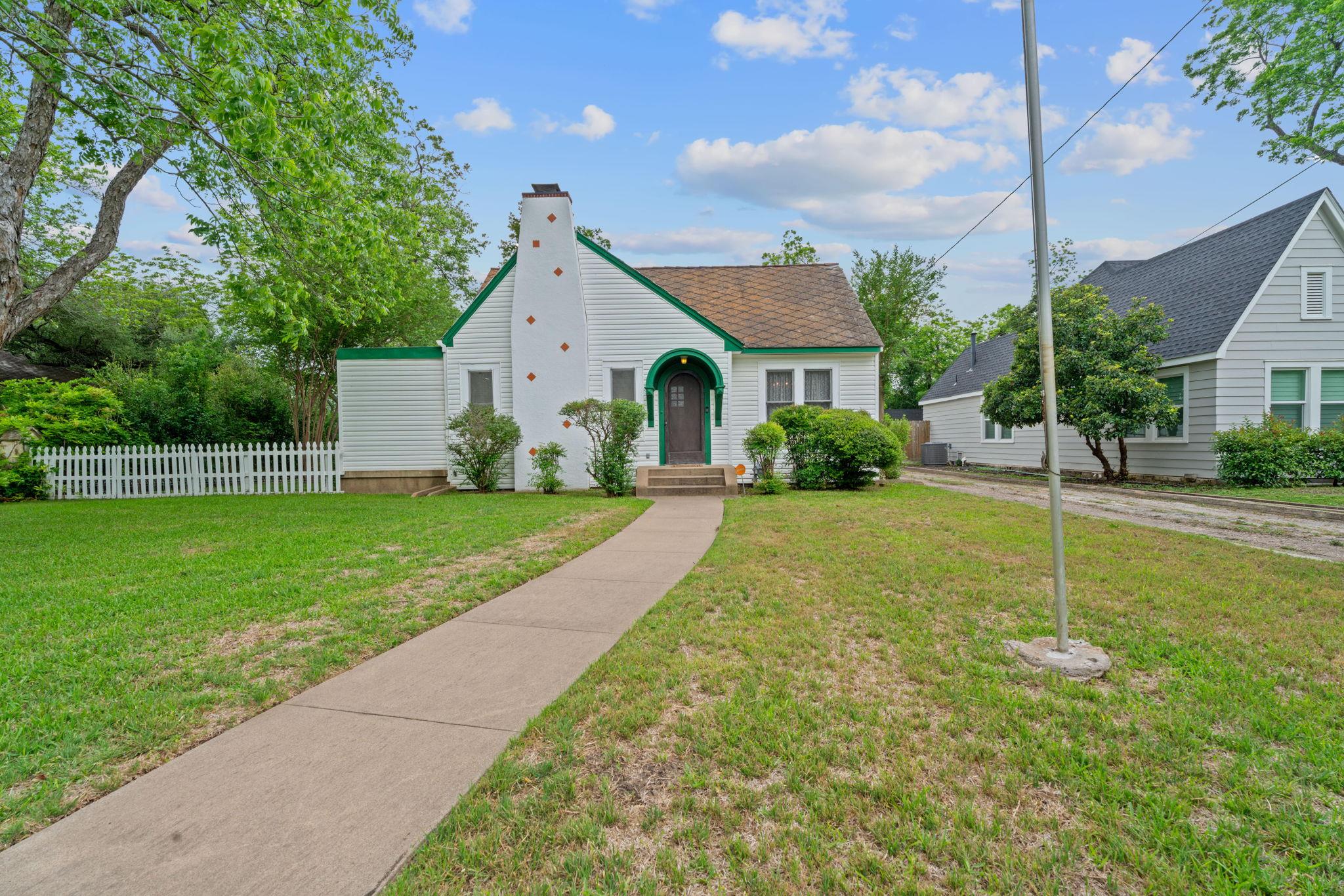 1709 W Lake Dr, Taylor, TX 76574