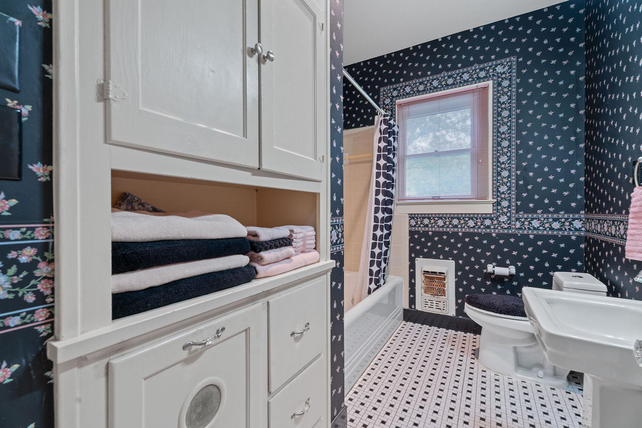 1709 W Lake Dr, Taylor, TX 76574