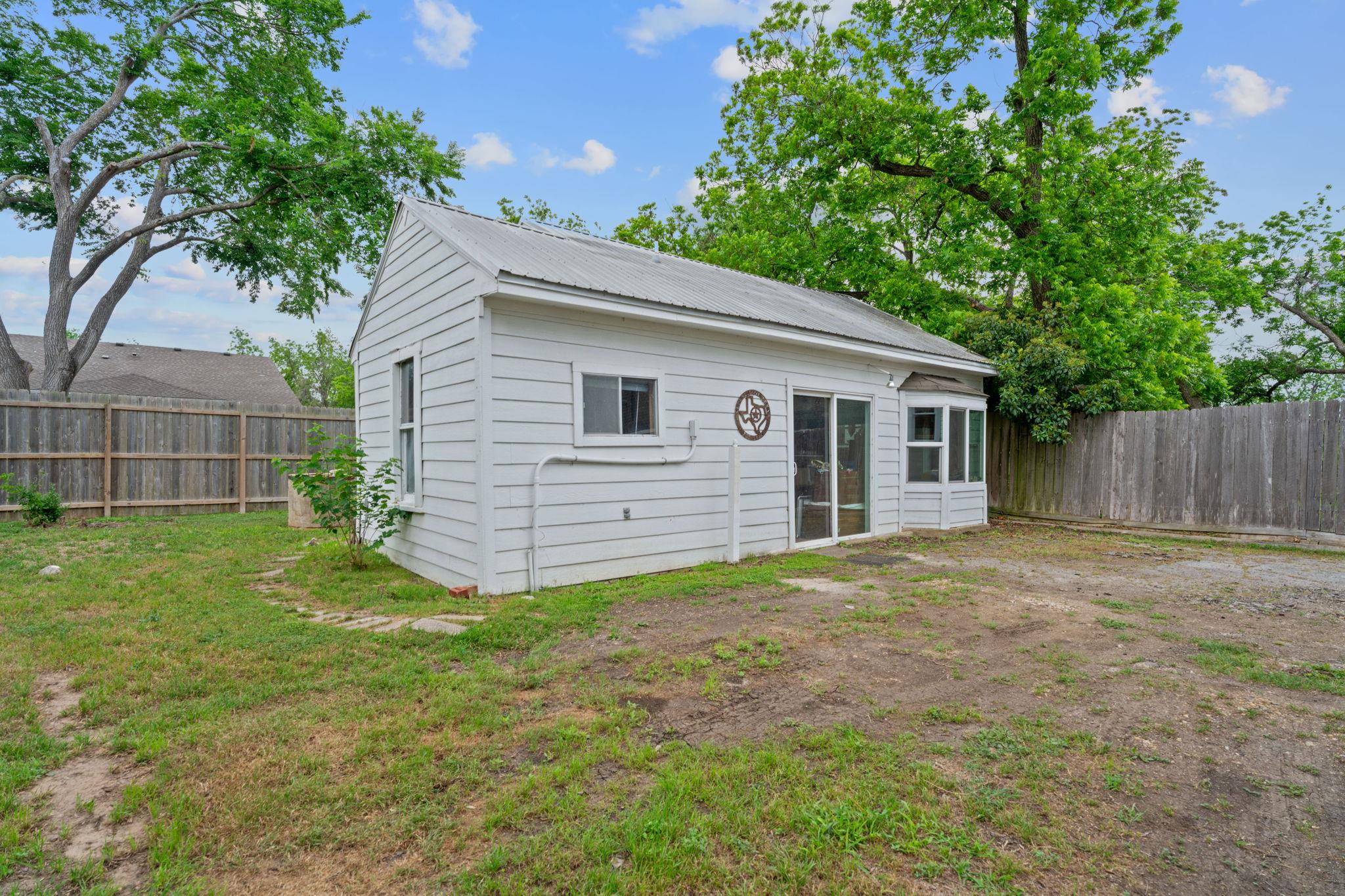 1709 W Lake Dr, Taylor, TX 76574