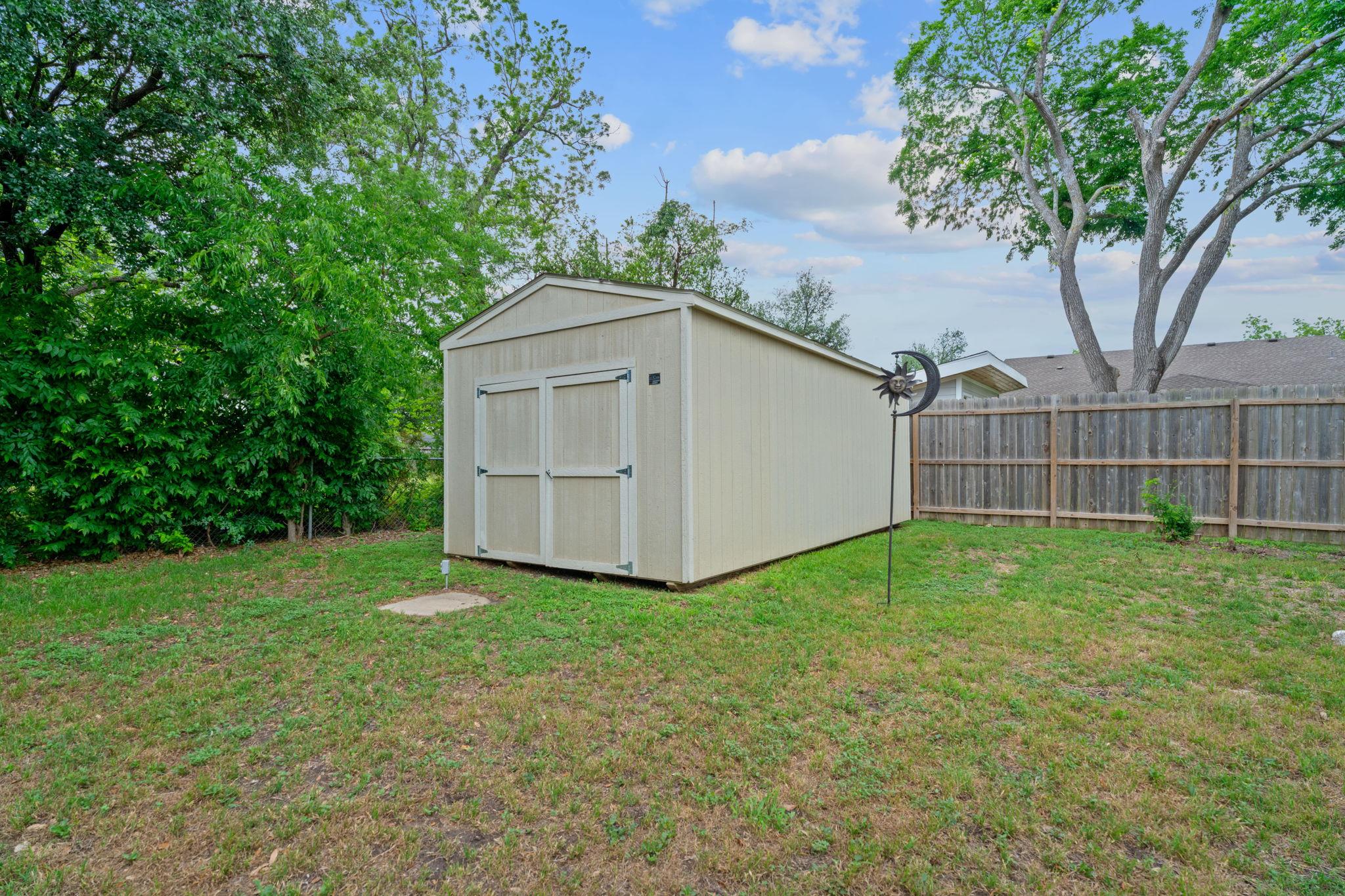 1709 W Lake Dr, Taylor, TX 76574