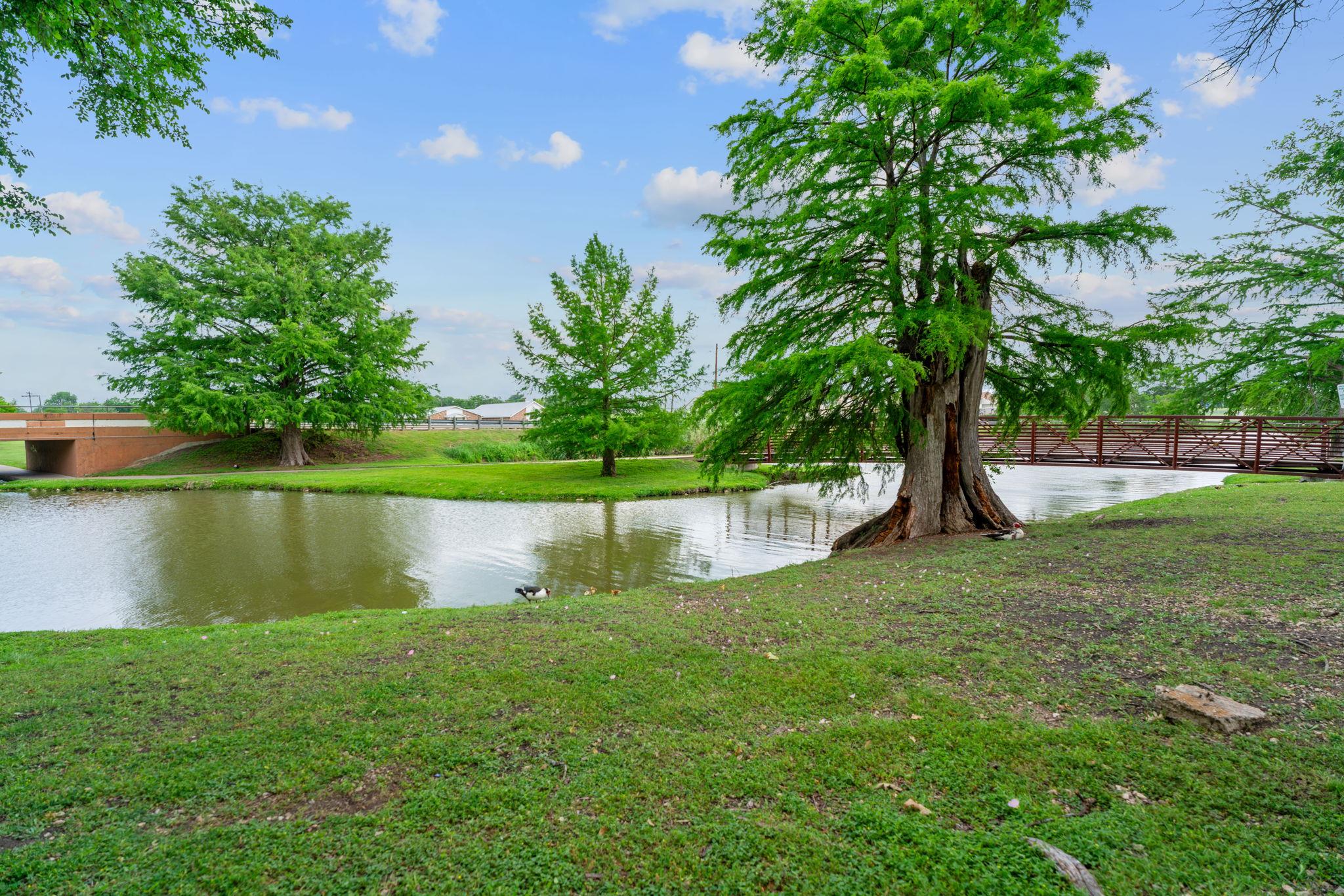 1709 W Lake Dr, Taylor, TX 76574