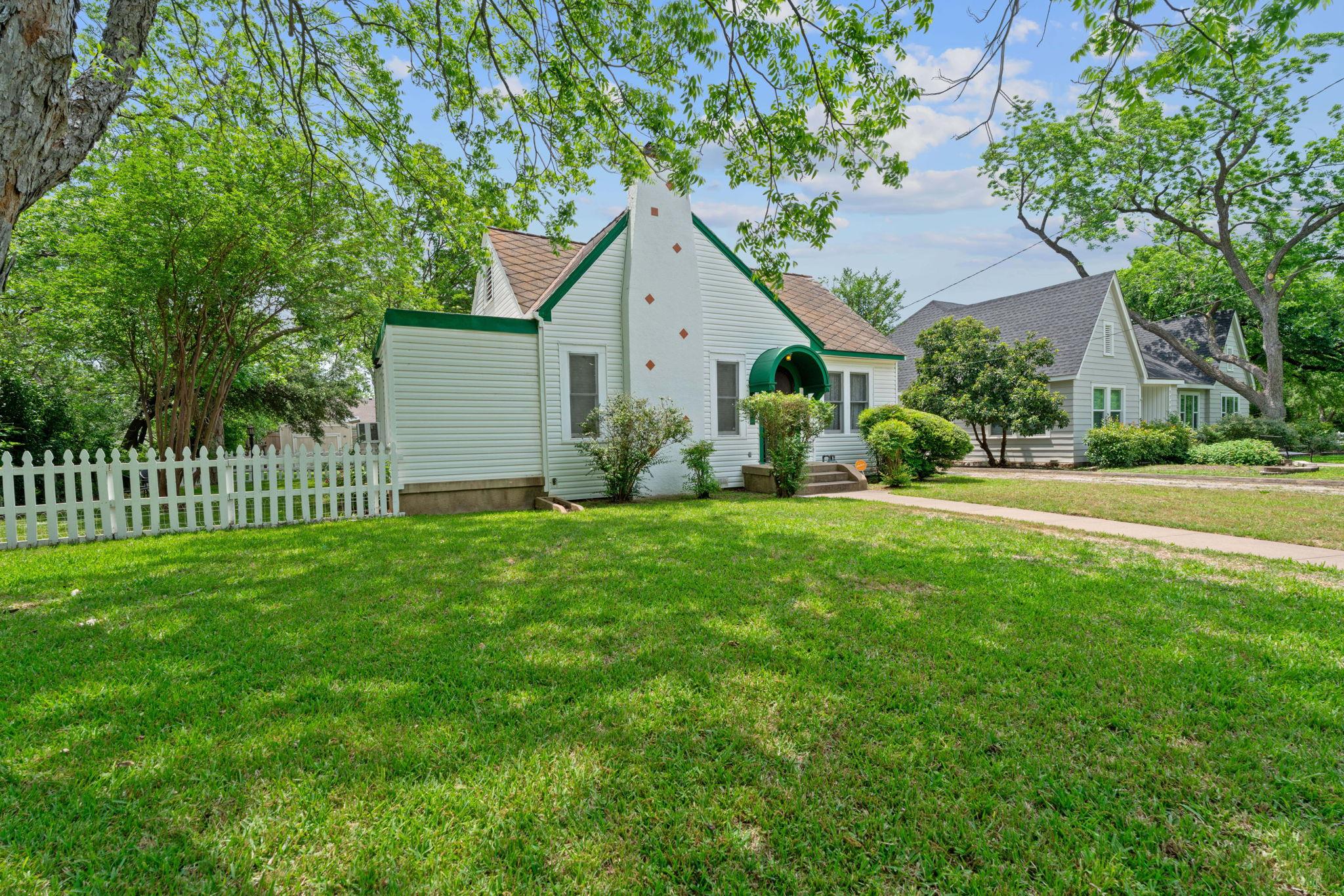 1709 W Lake Dr, Taylor, TX 76574