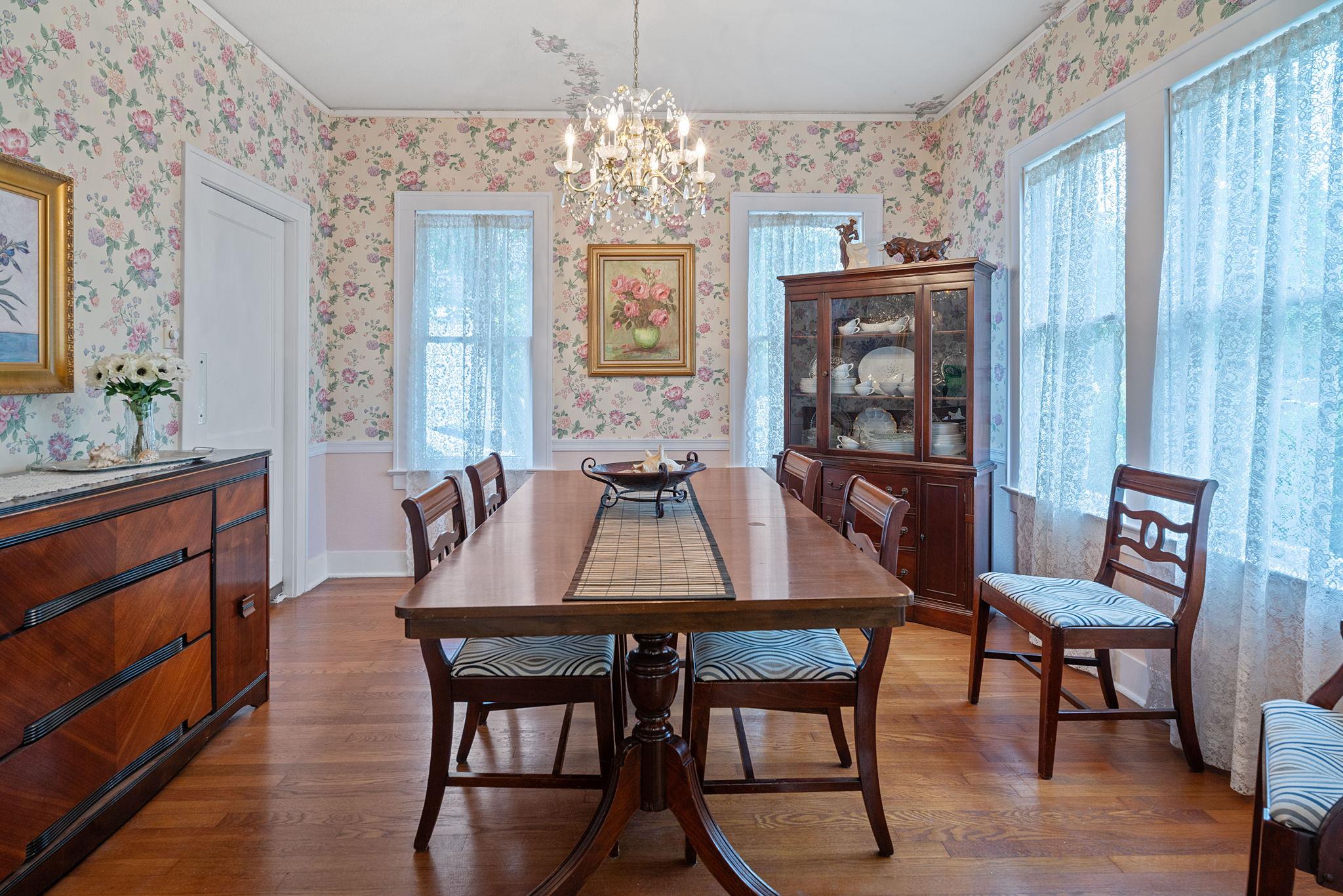 1709 W Lake Dr, Taylor, TX 76574