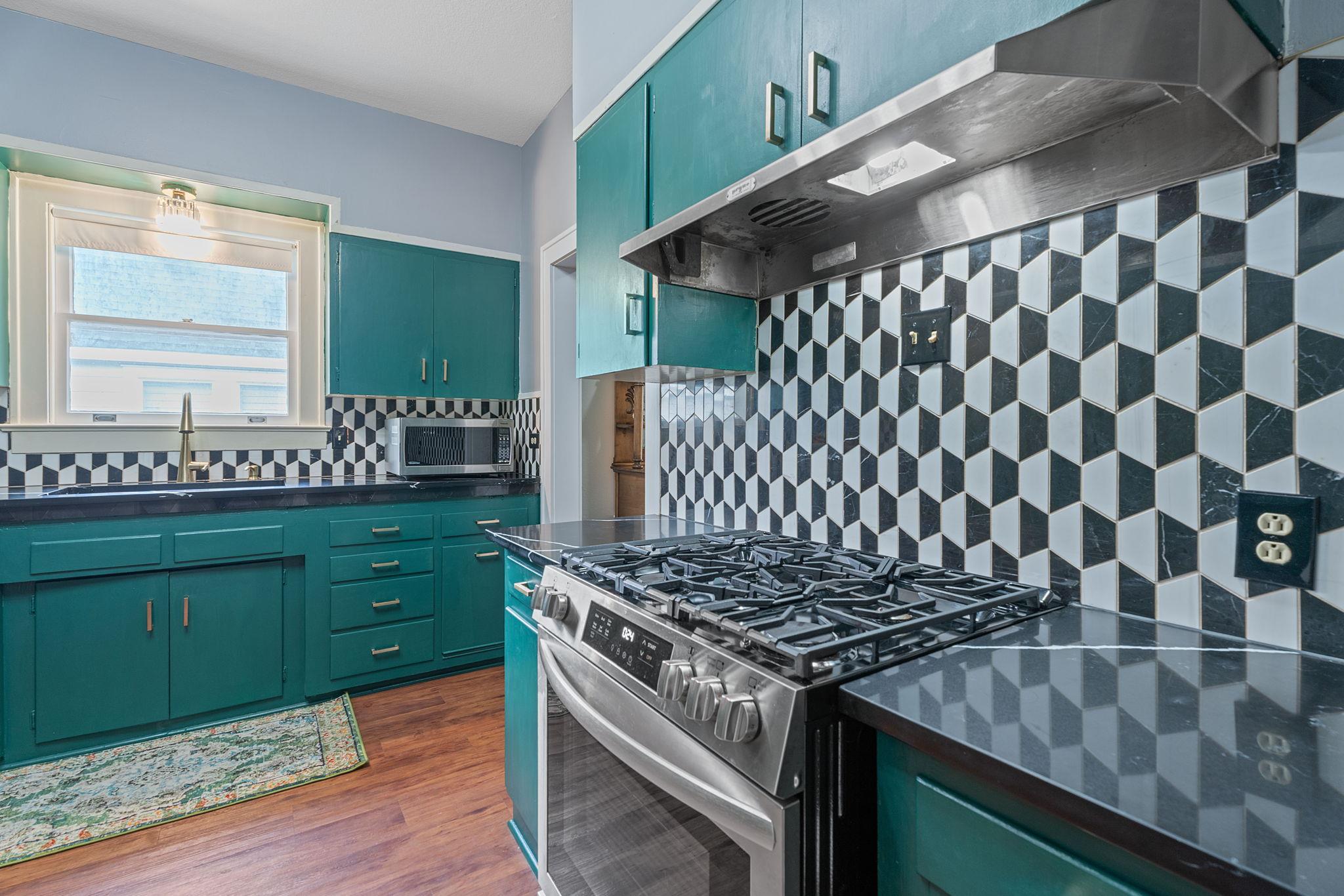 1709 W Lake Dr, Taylor, TX 76574