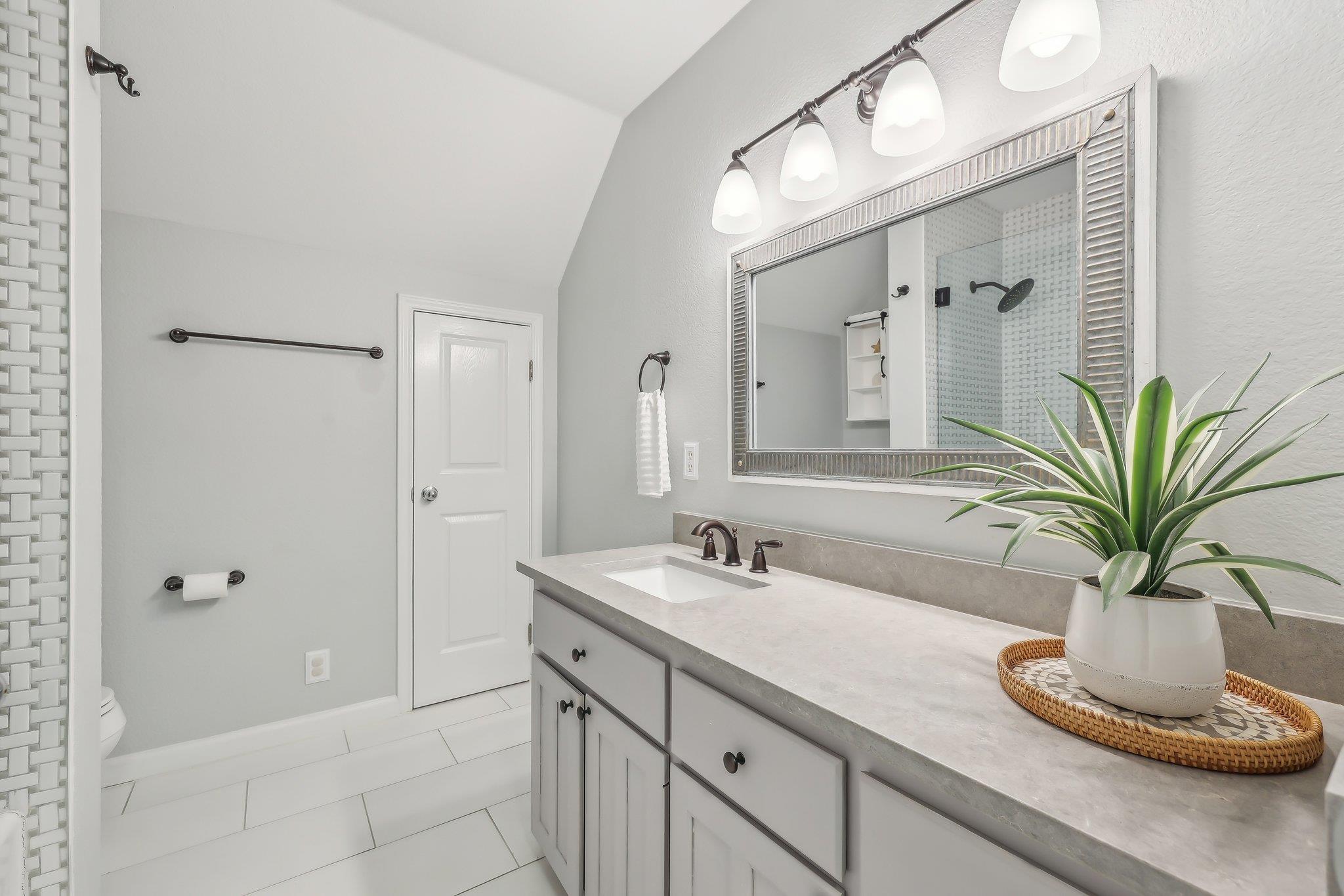 323 Colorado Dr, Cedar Creek, TX 78612