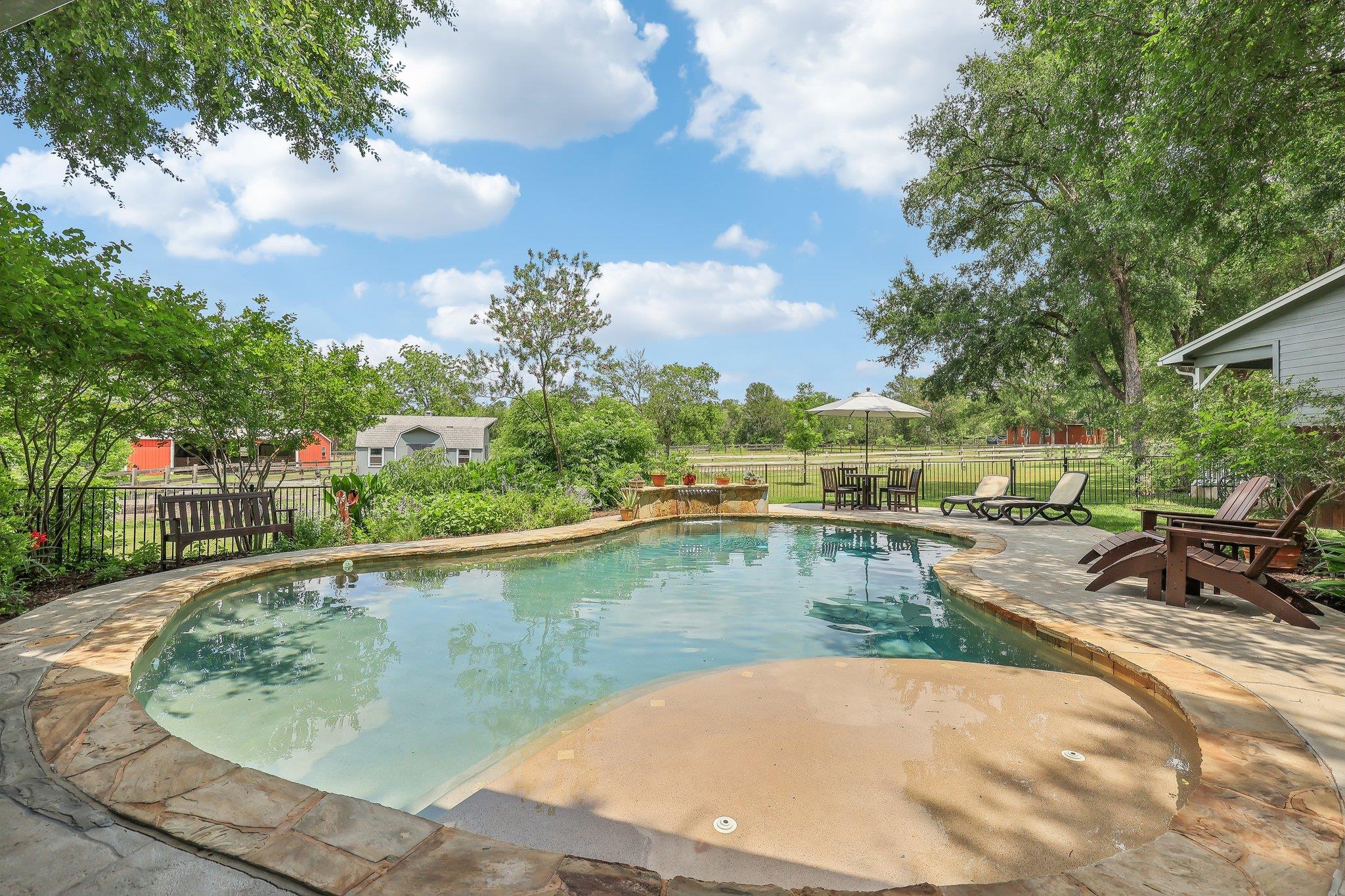 323 Colorado Dr, Cedar Creek, TX 78612