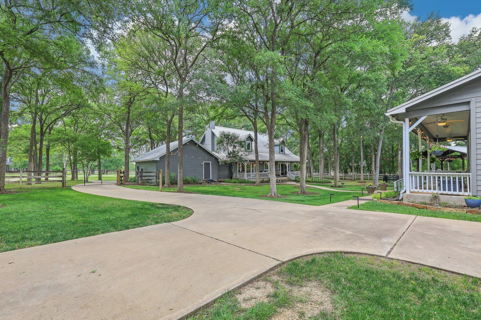323 Colorado Dr, Cedar Creek, TX 78612