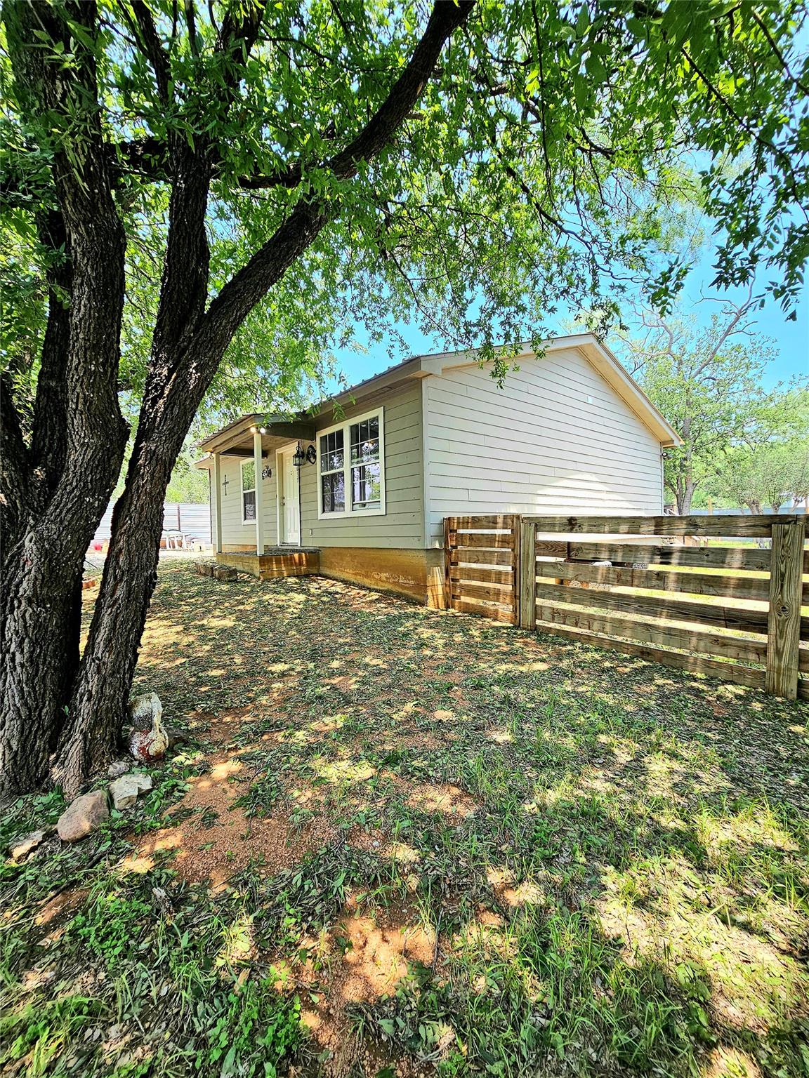 6637 River Oaks Dr, Kingsland, TX 78639