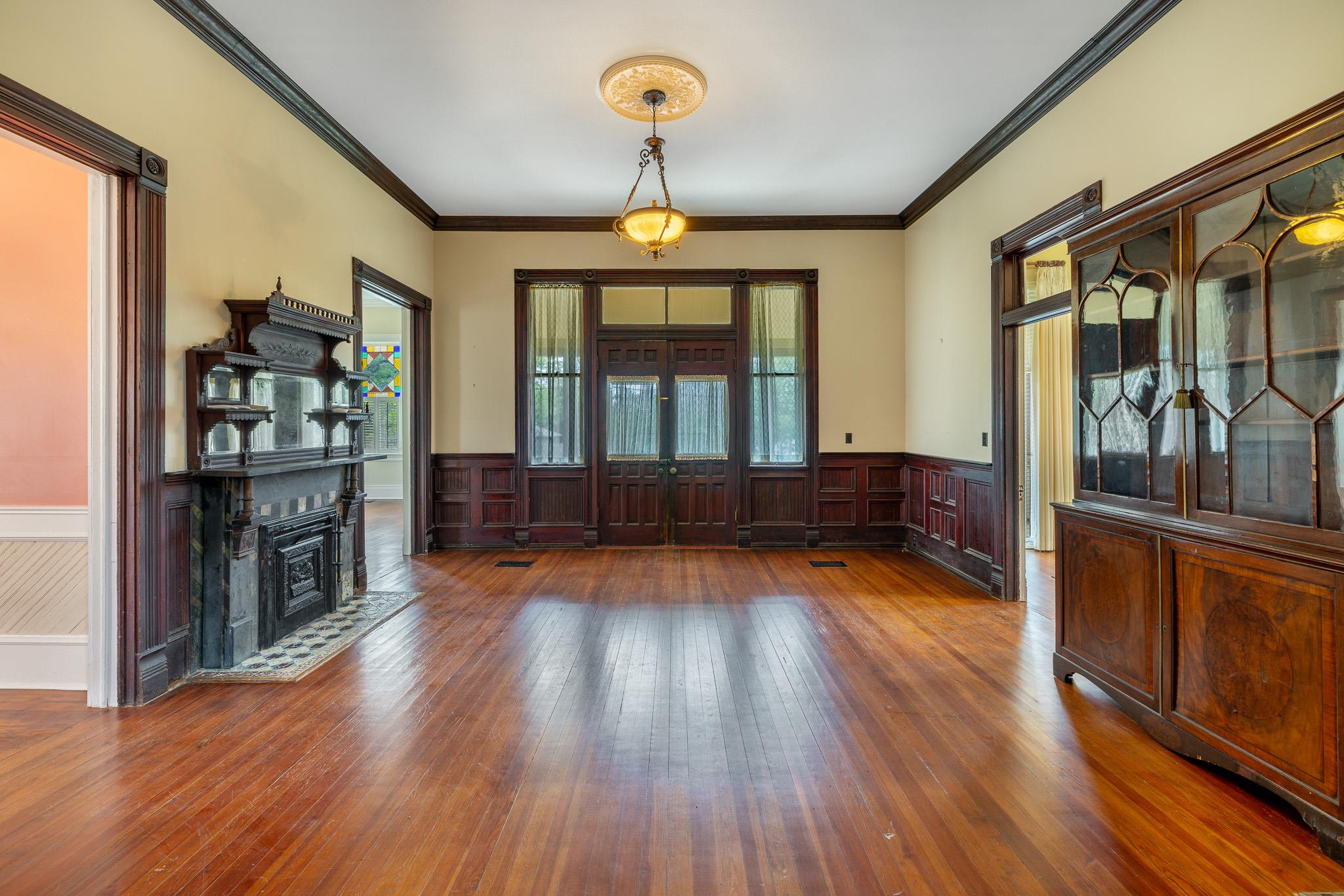 209 E Fannin St, La Grange, TX 78945