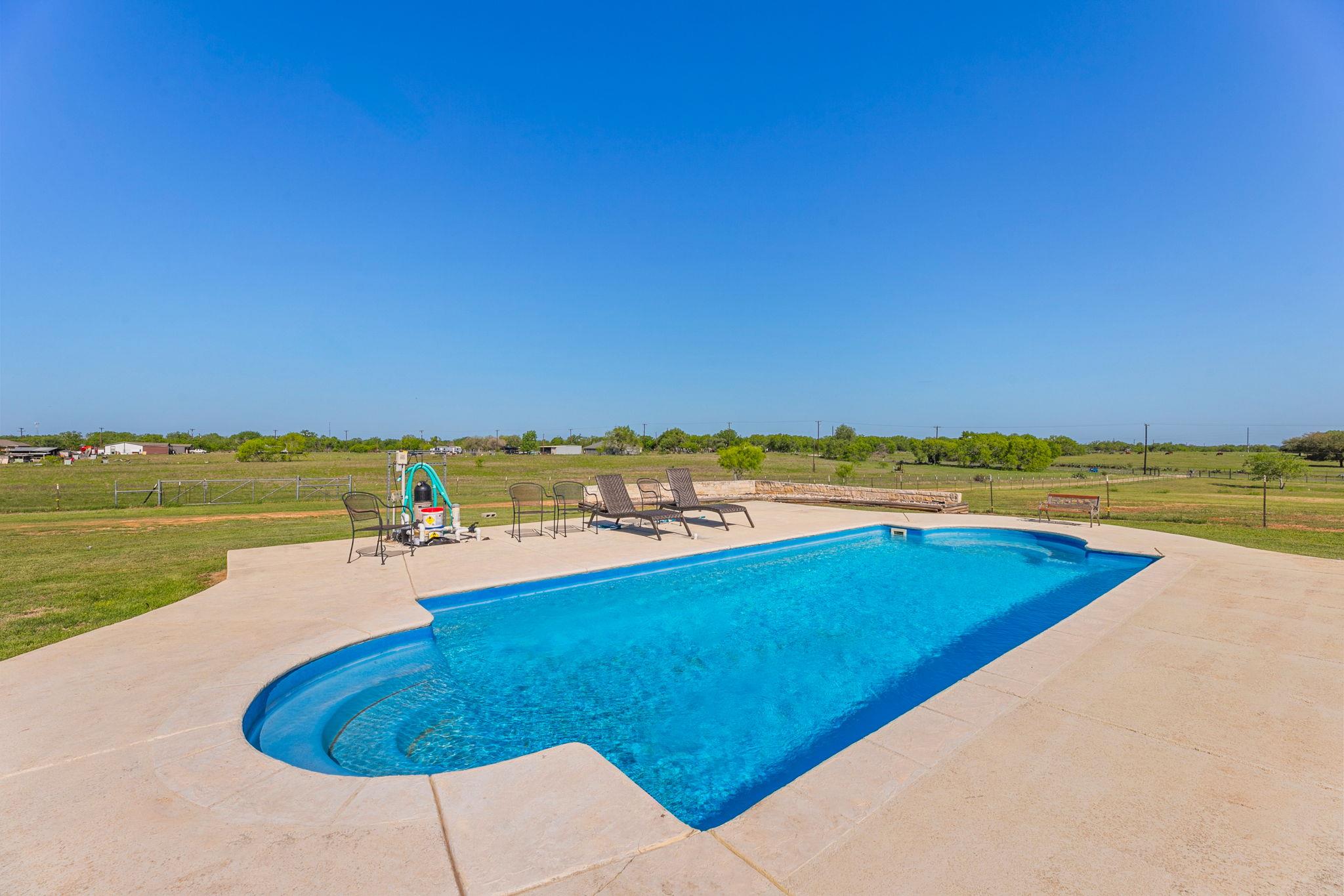 5800 Curran Dr, Von Ormy, TX 78073