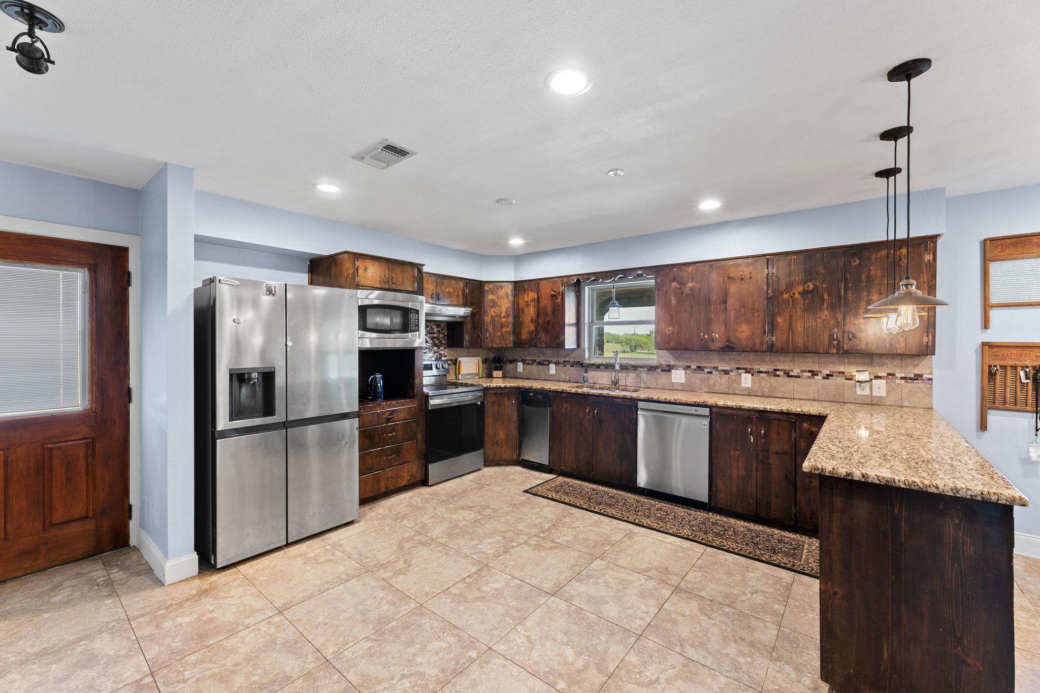 5800 Curran Dr, Von Ormy, TX 78073