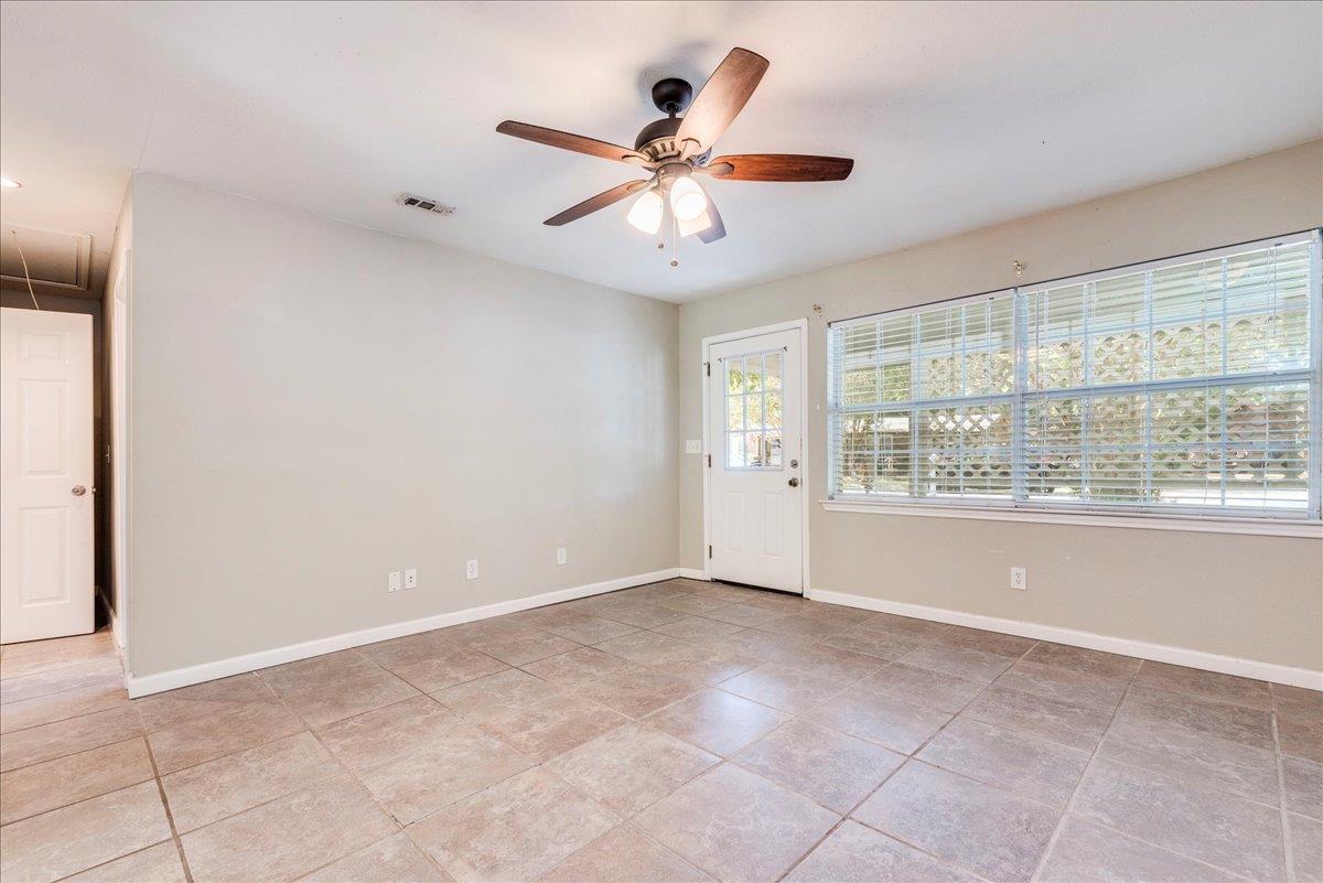 609 Cottonwod St, Lockhart, TX 78644