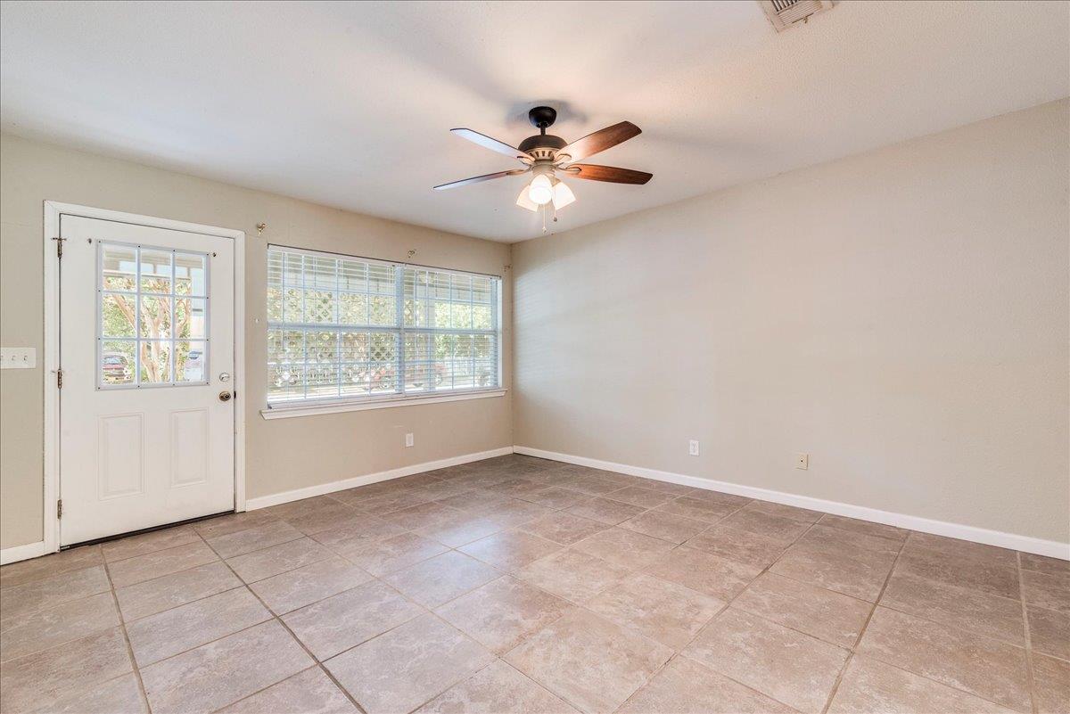 609 Cottonwod St, Lockhart, TX 78644