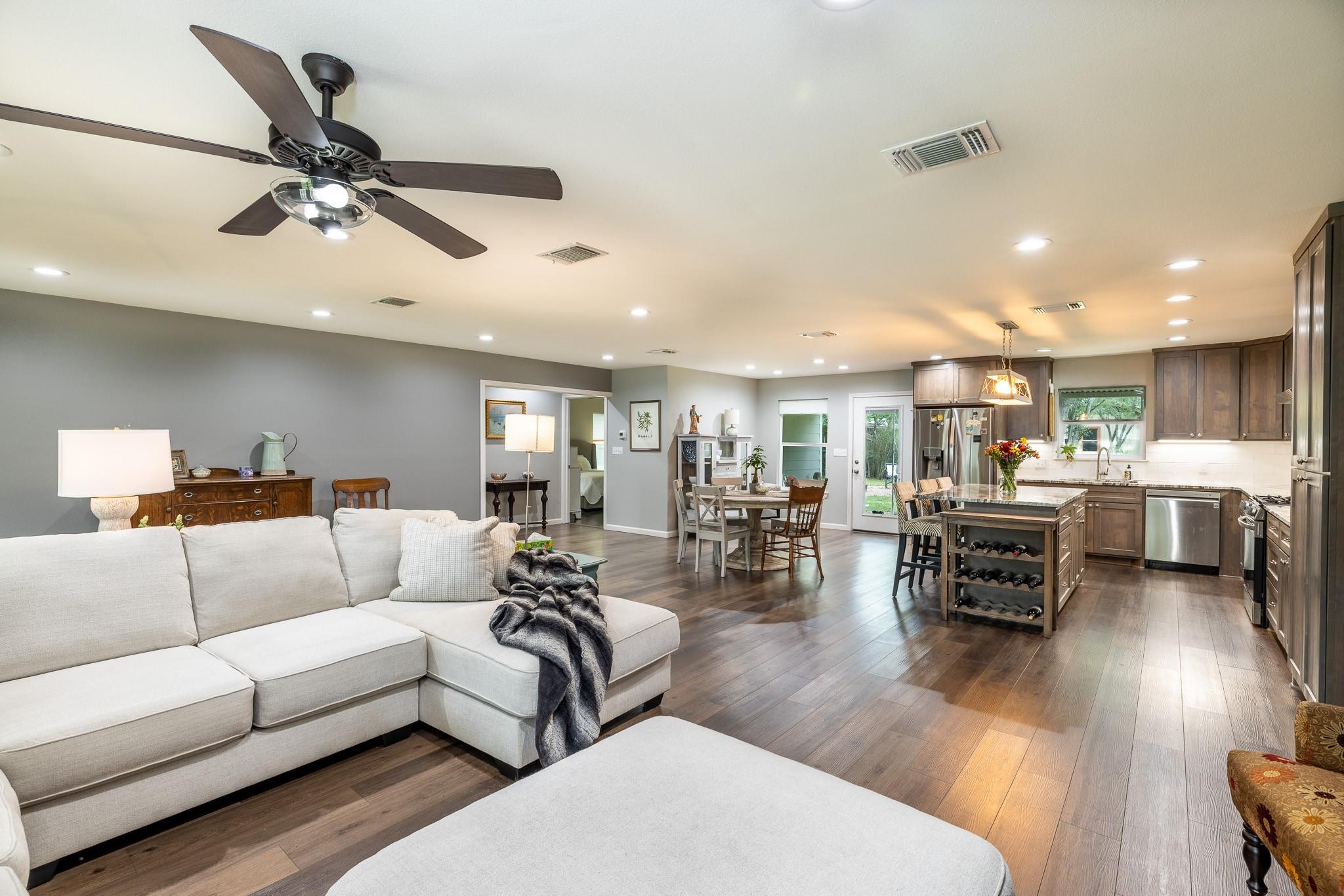 1318 Neuman St, Gonzales, TX 78629