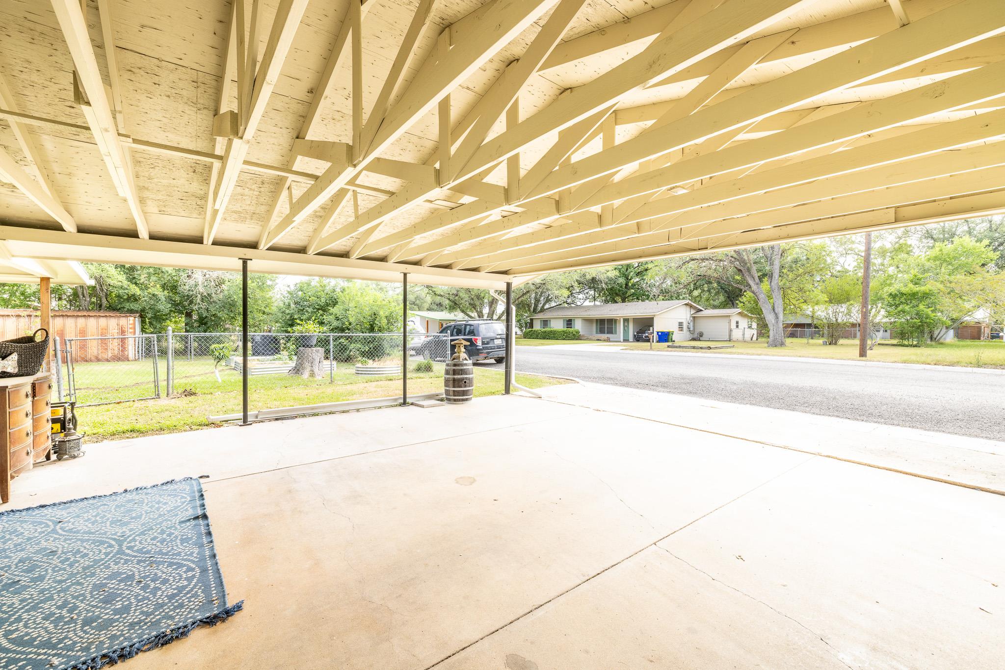 1318 Neuman St, Gonzales, TX 78629