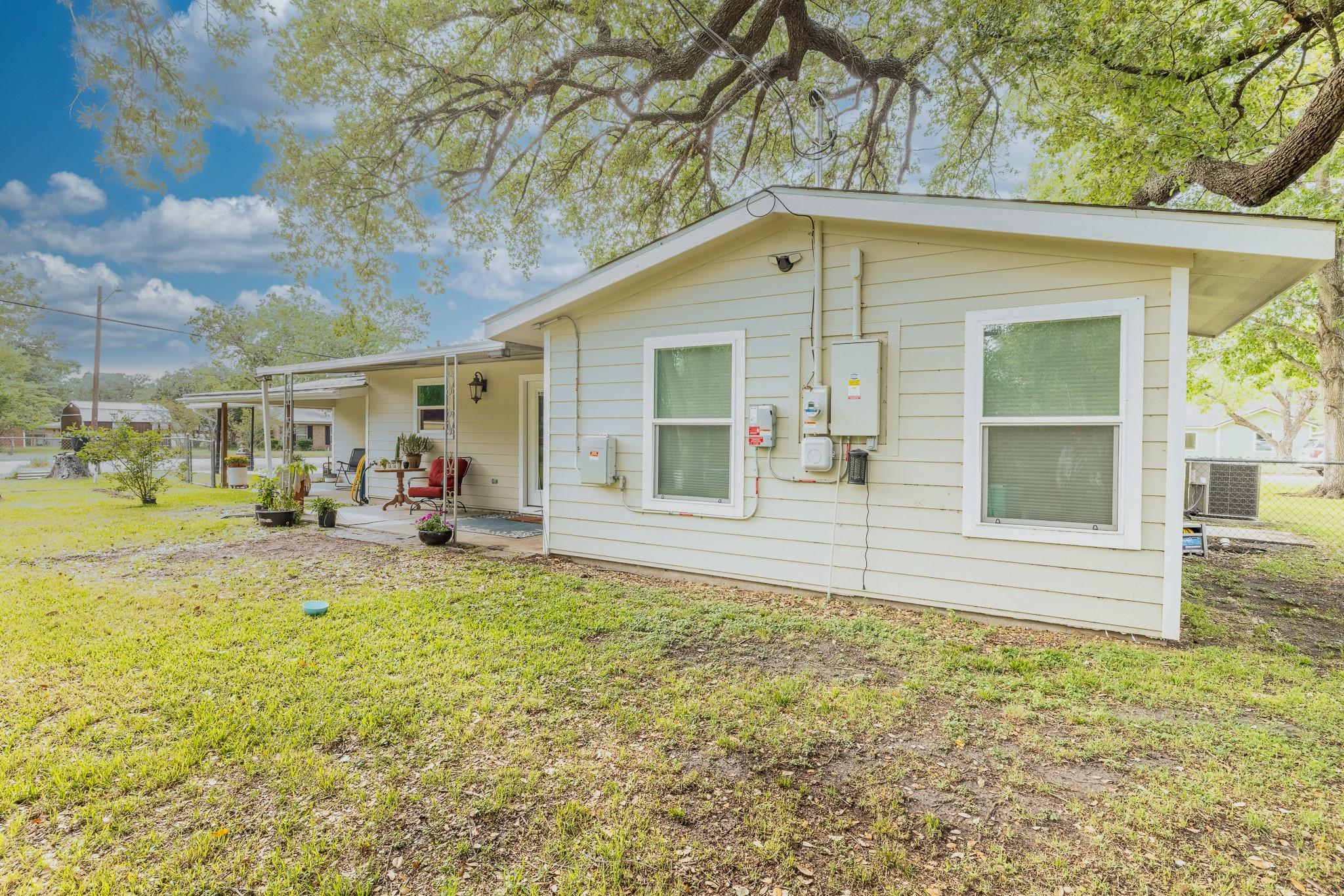 1318 Neuman St, Gonzales, TX 78629