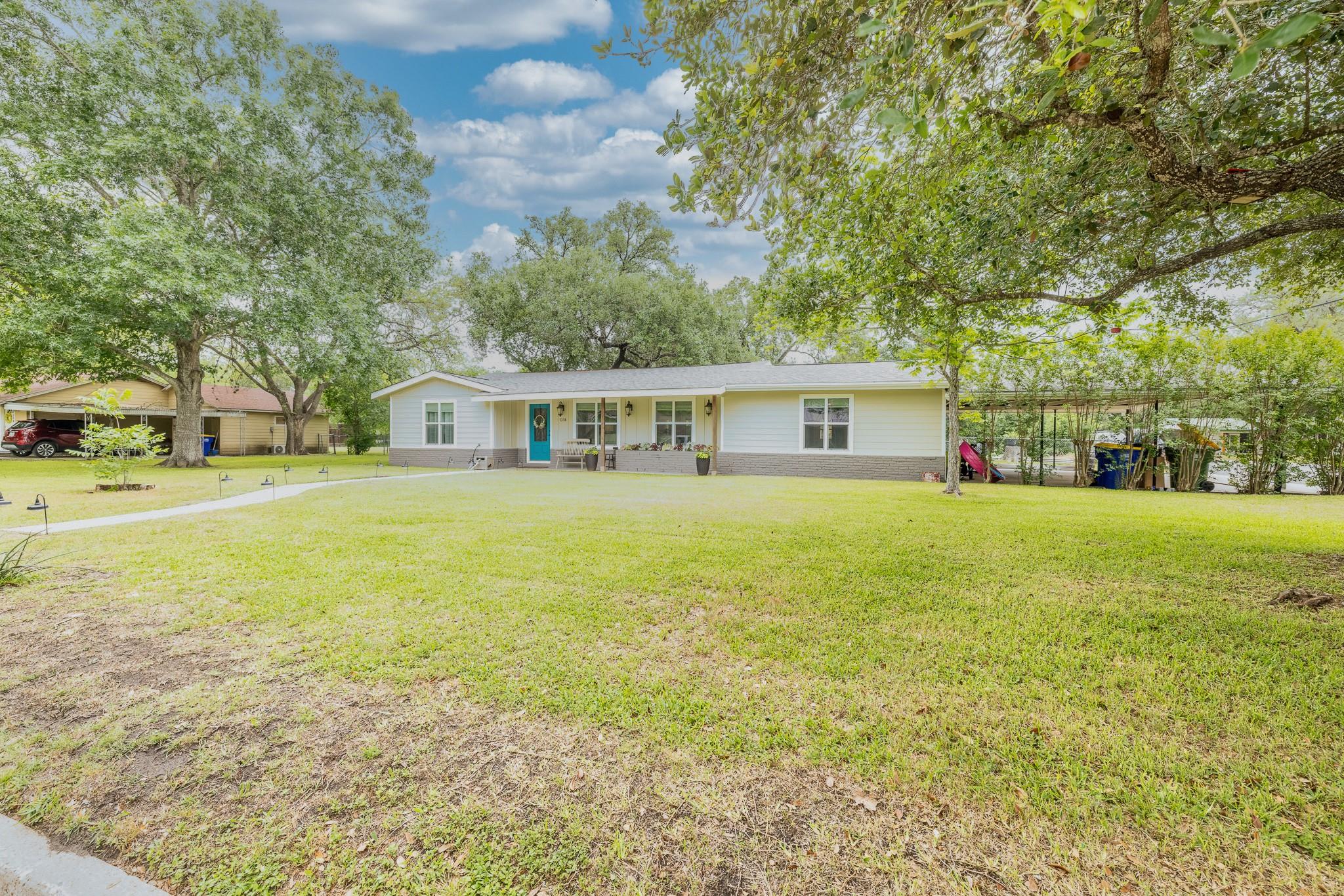 1318 Neuman St, Gonzales, TX 78629