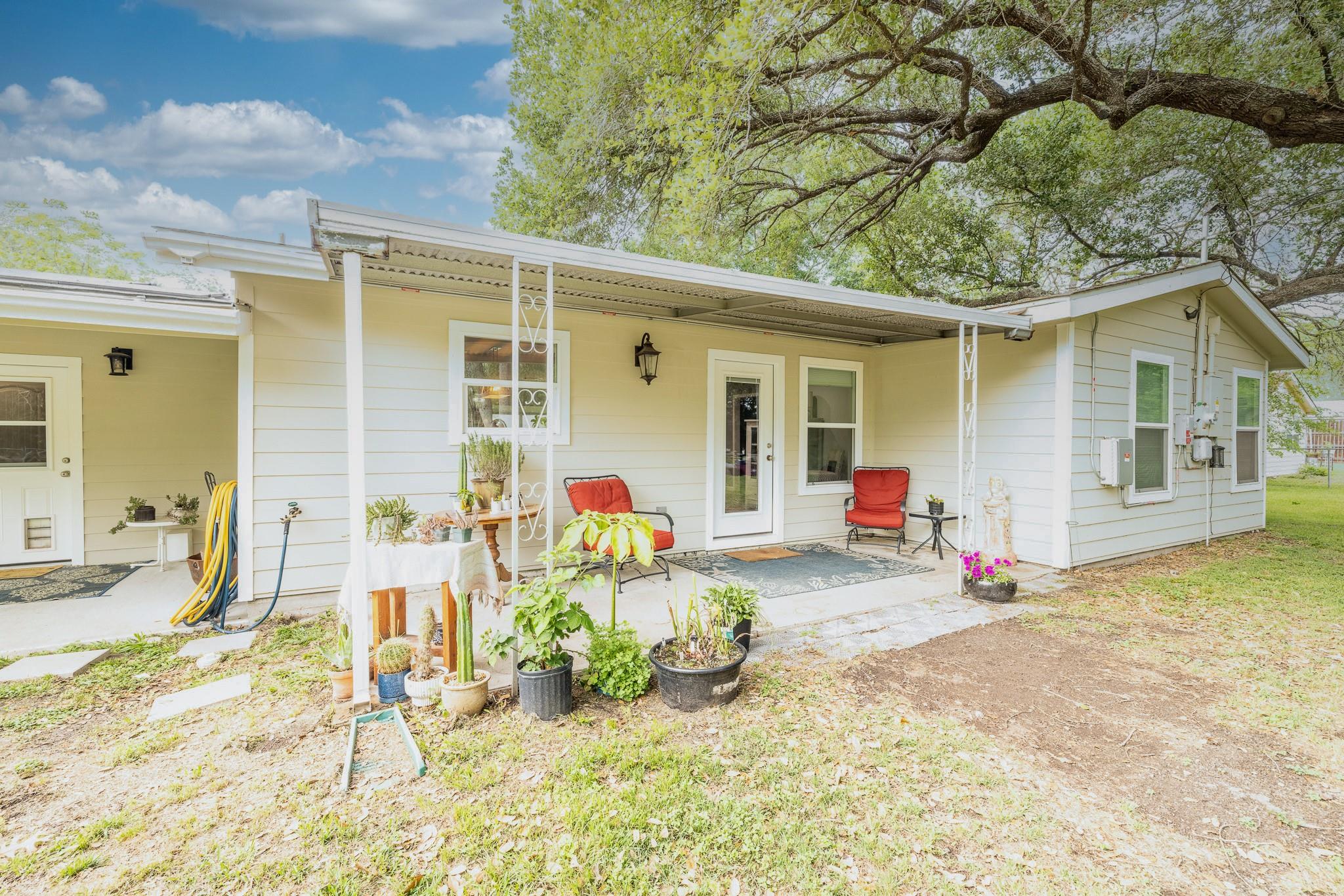 1318 Neuman St, Gonzales, TX 78629