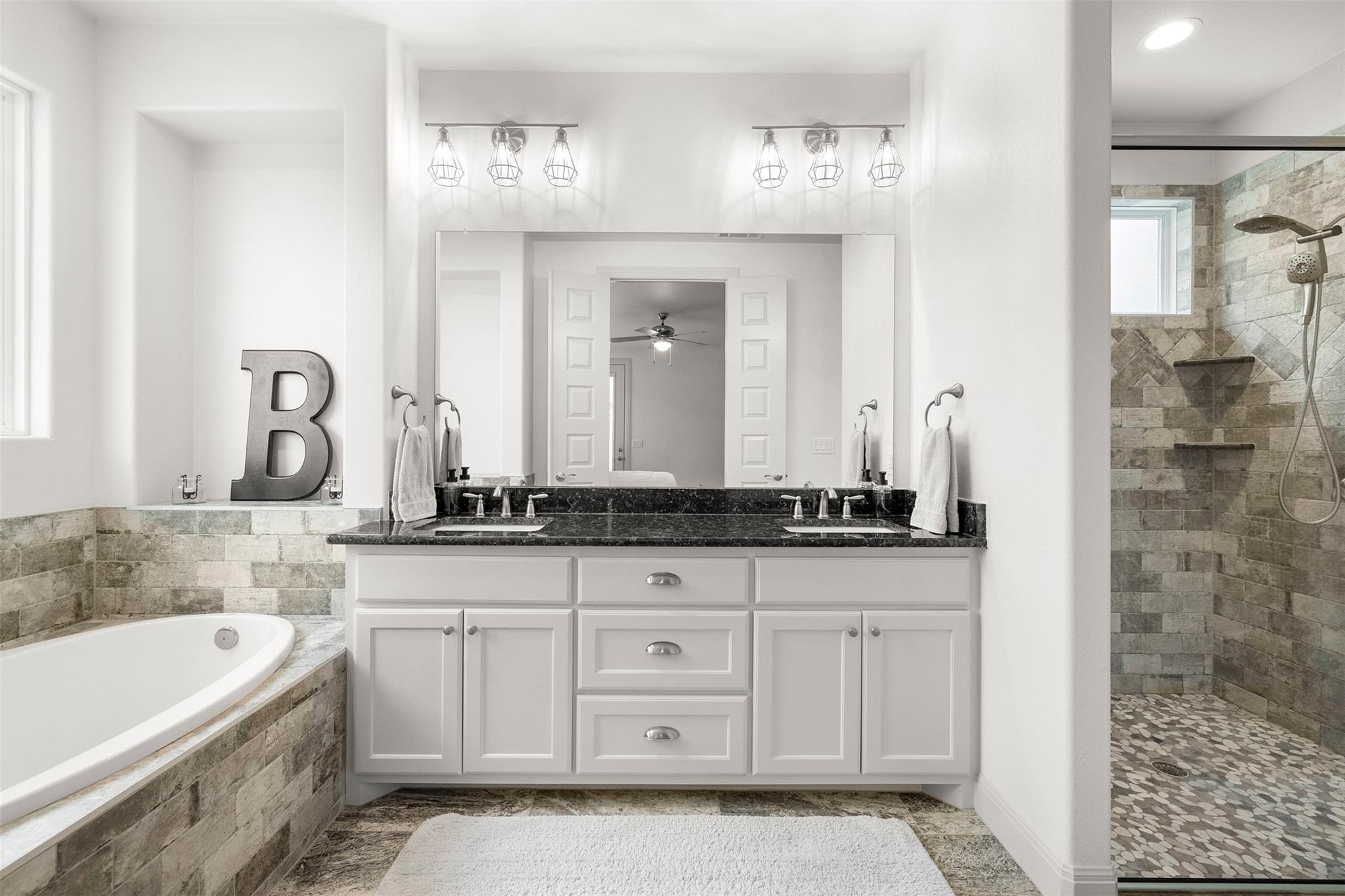 275 Axis Cir, Fredericksburg, TX 78624