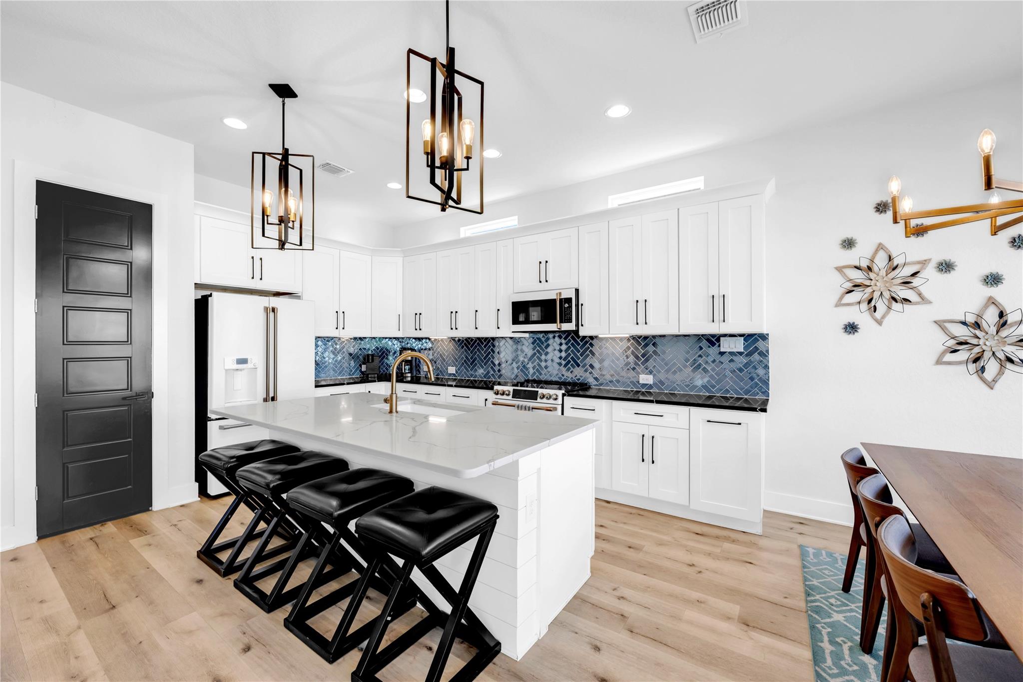 128 Village View Dr, Kingsland, TX 78639