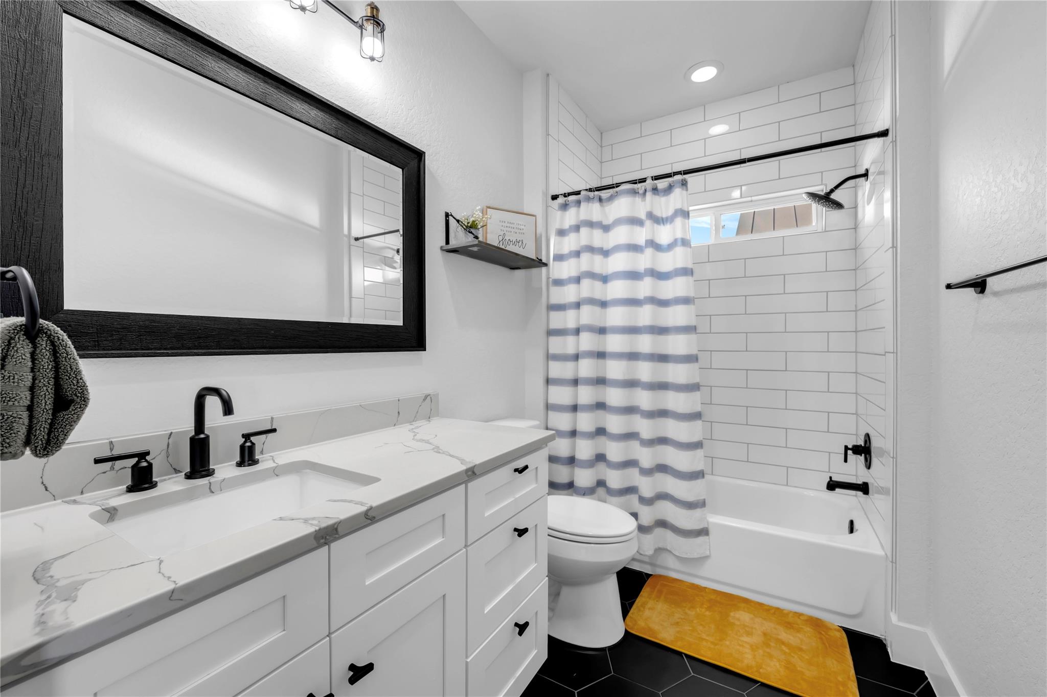 128 Village View Dr, Kingsland, TX 78639