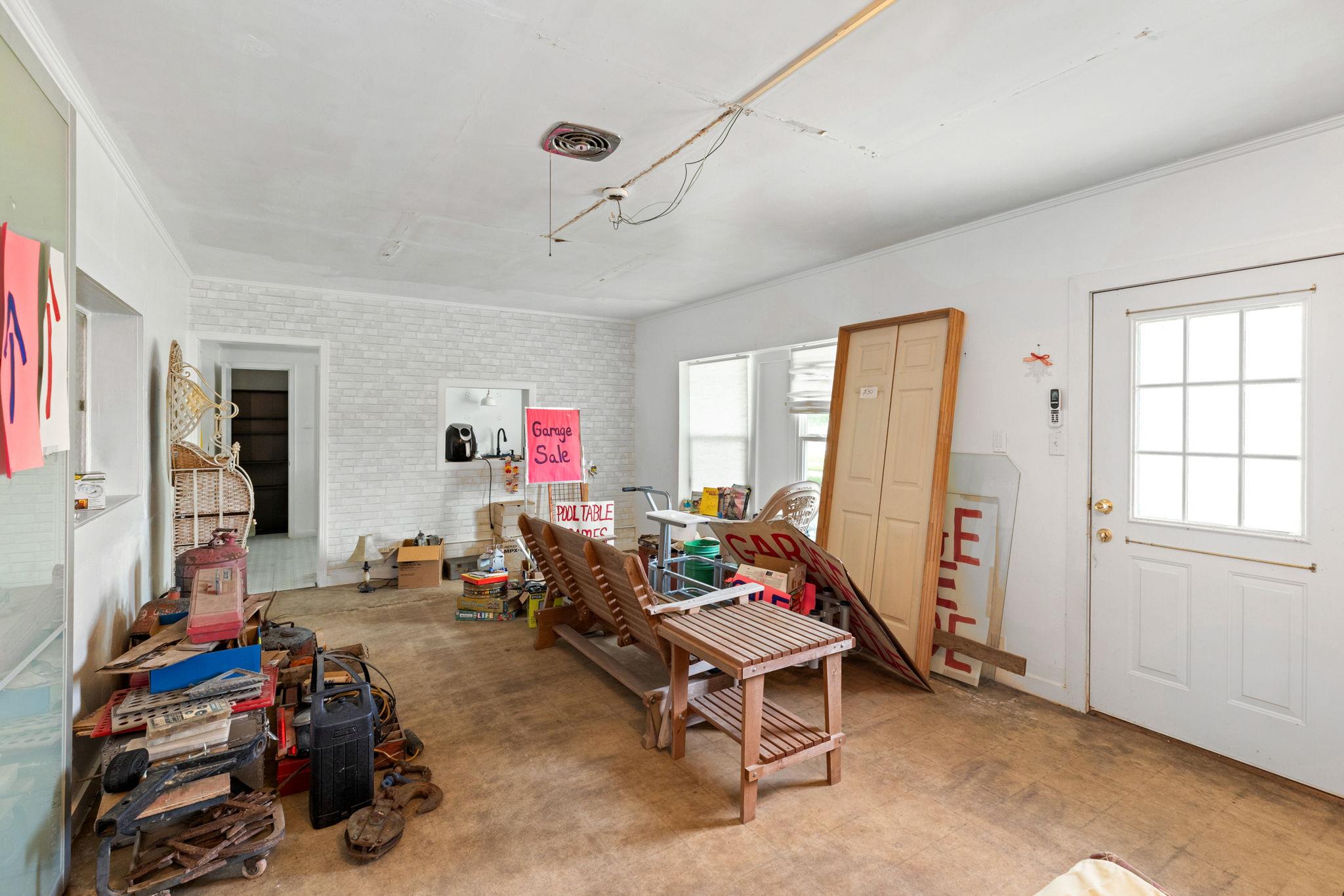 805 N Magnolia Ave, Luling, TX 78648
