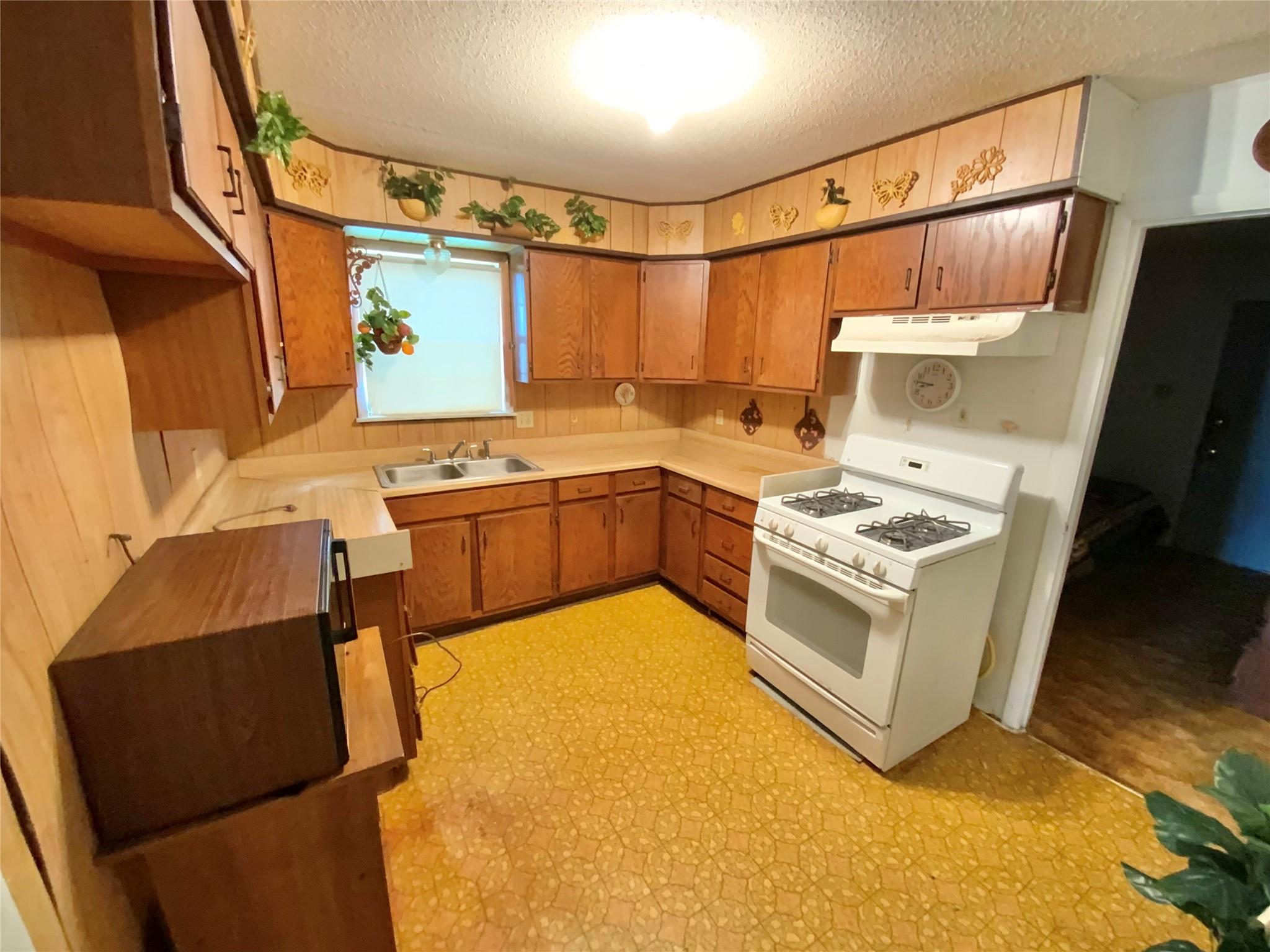 1113 W 3rd St, Taylor, TX 76574