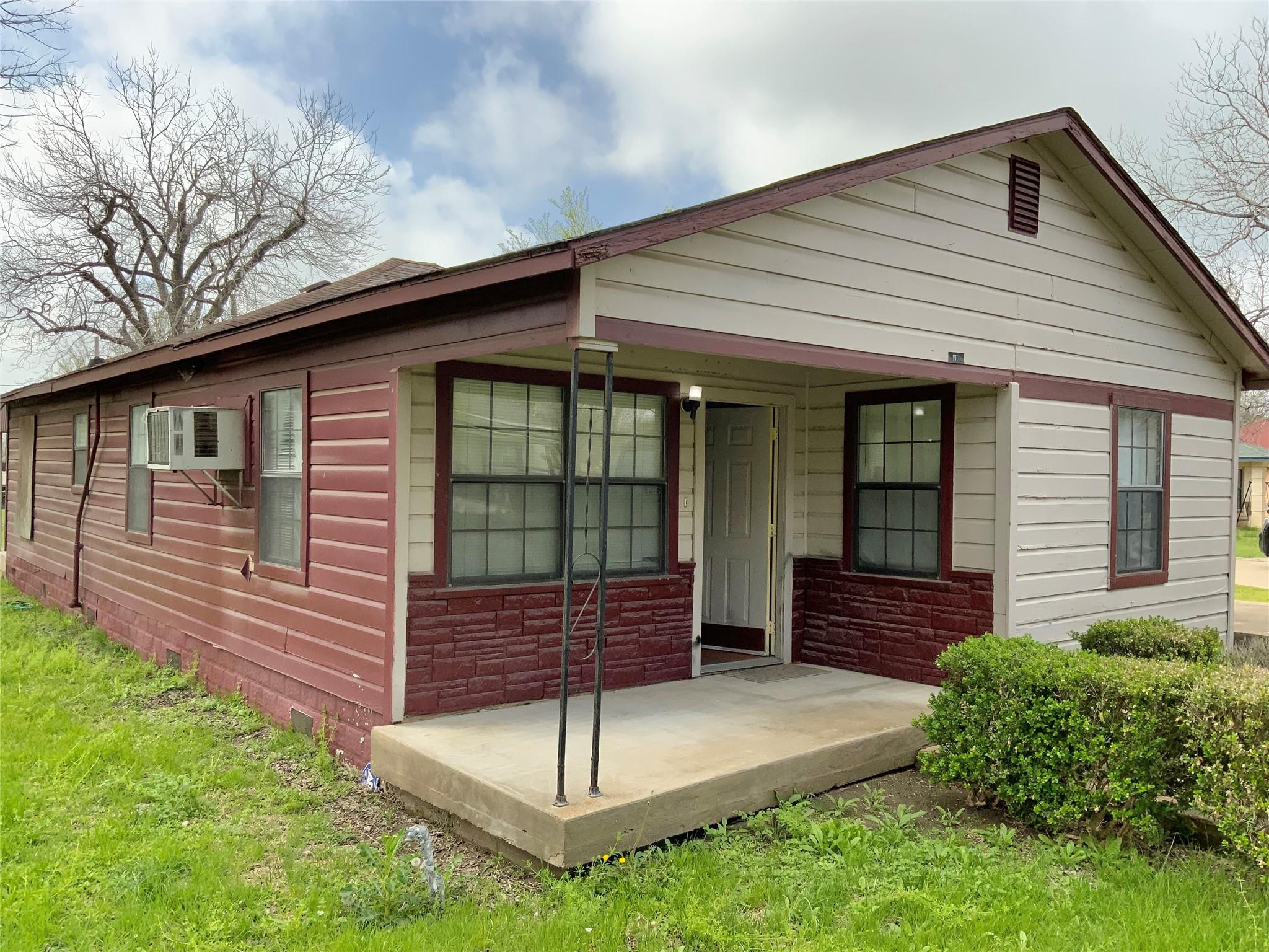 1113 W 3rd St, Taylor, TX 76574