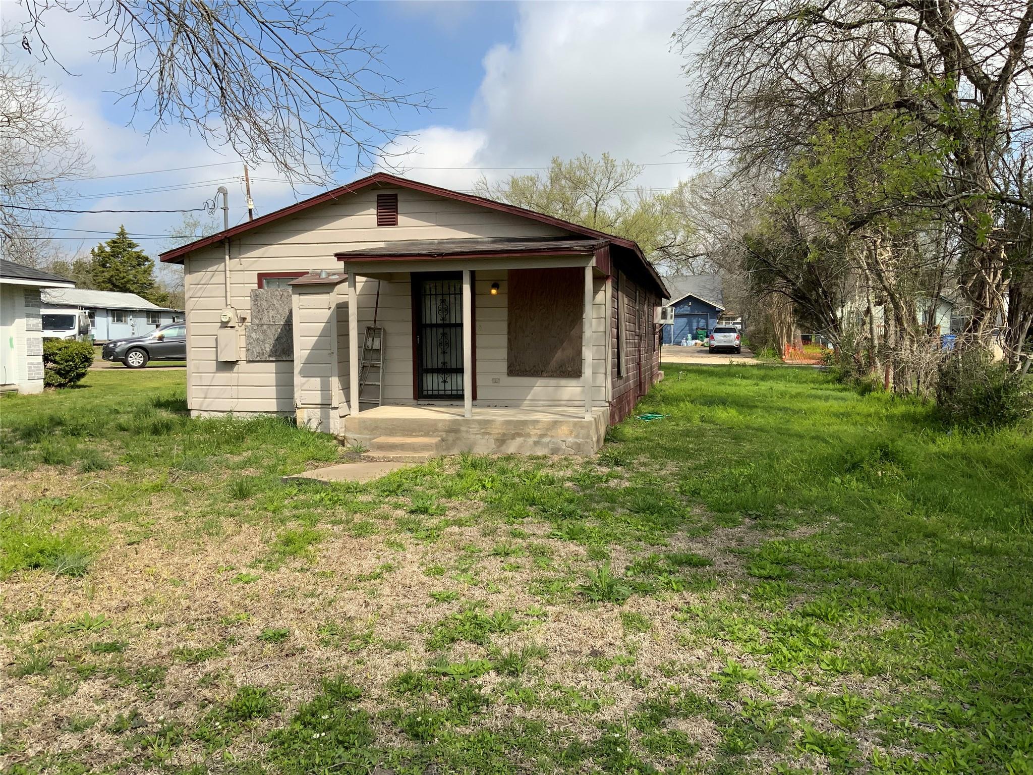1113 W 3rd St, Taylor, TX 76574