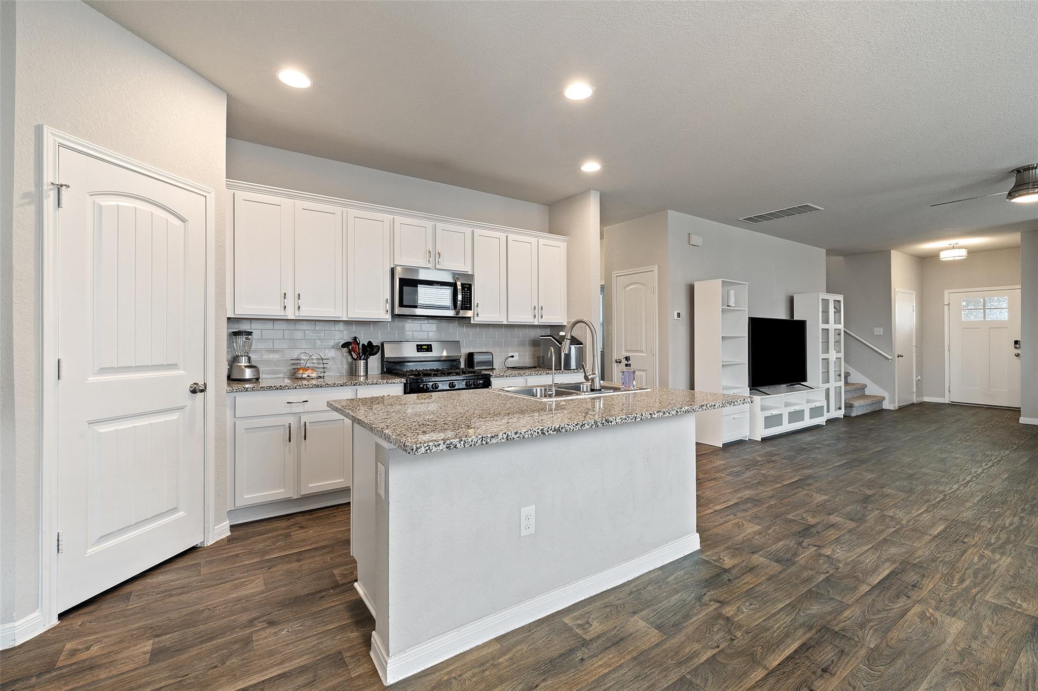 119 Stellamar Dr, Hutto, TX 78634