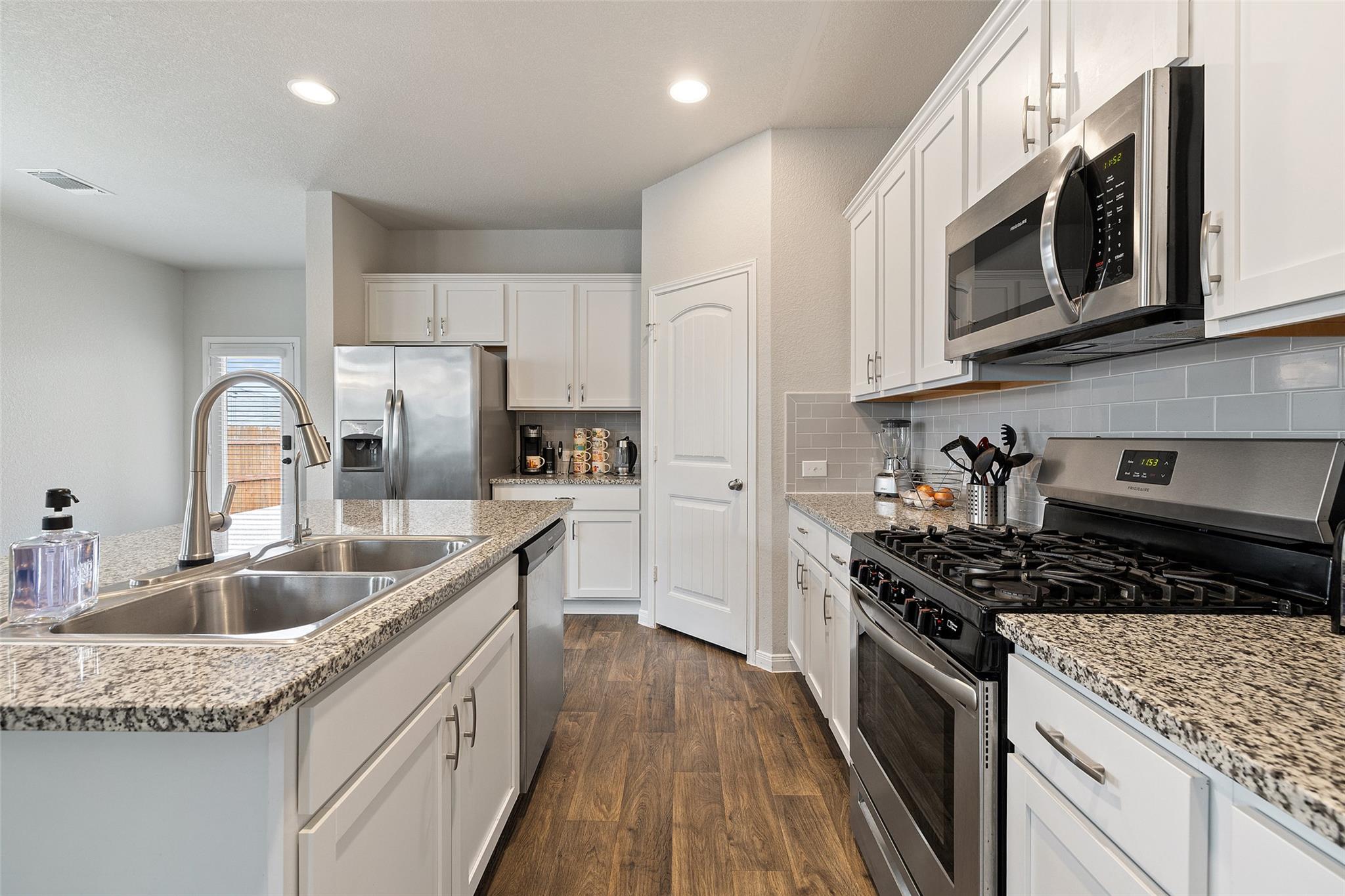 119 Stellamar Dr, Hutto, TX 78634