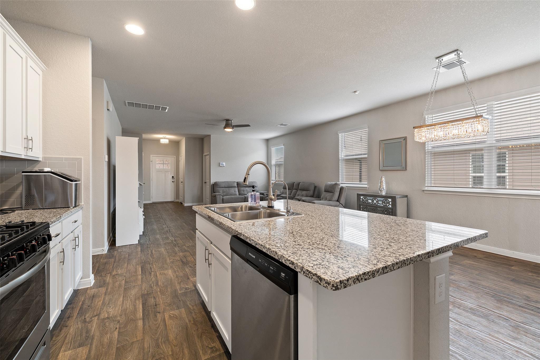 119 Stellamar Dr, Hutto, TX 78634
