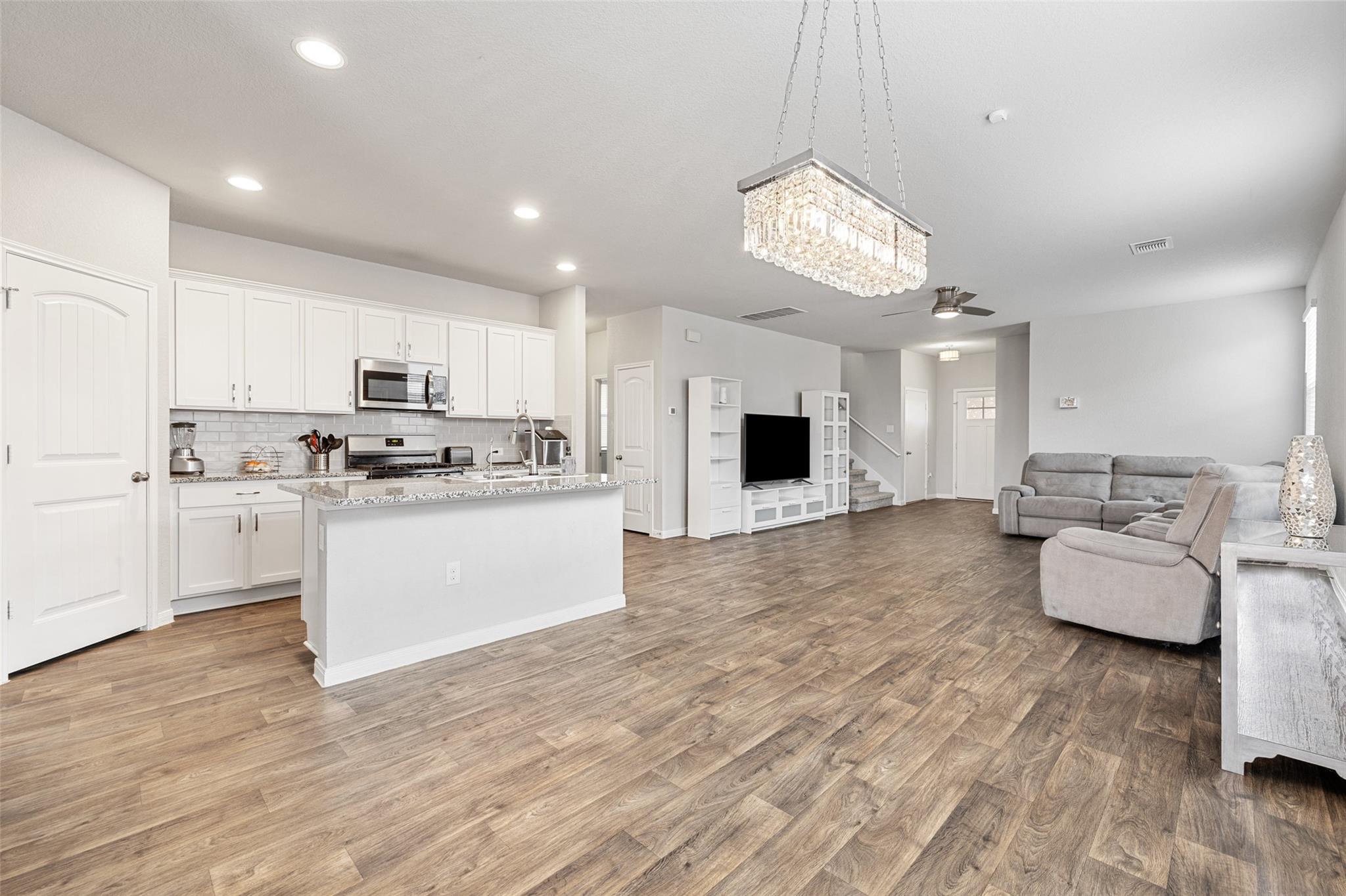 119 Stellamar Dr, Hutto, TX 78634