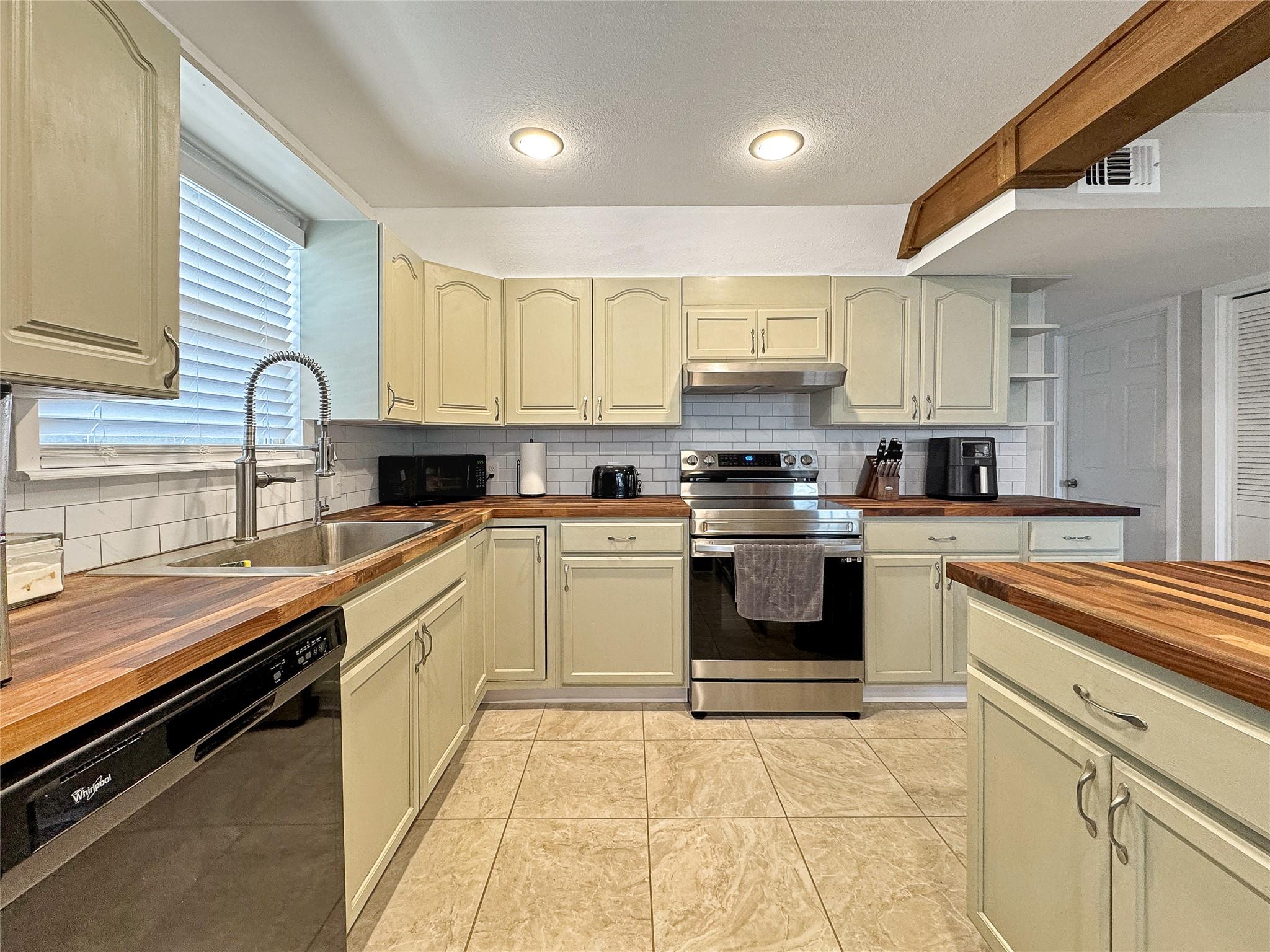 209 Lake Forest Frst, Canyon Lake, TX 78133