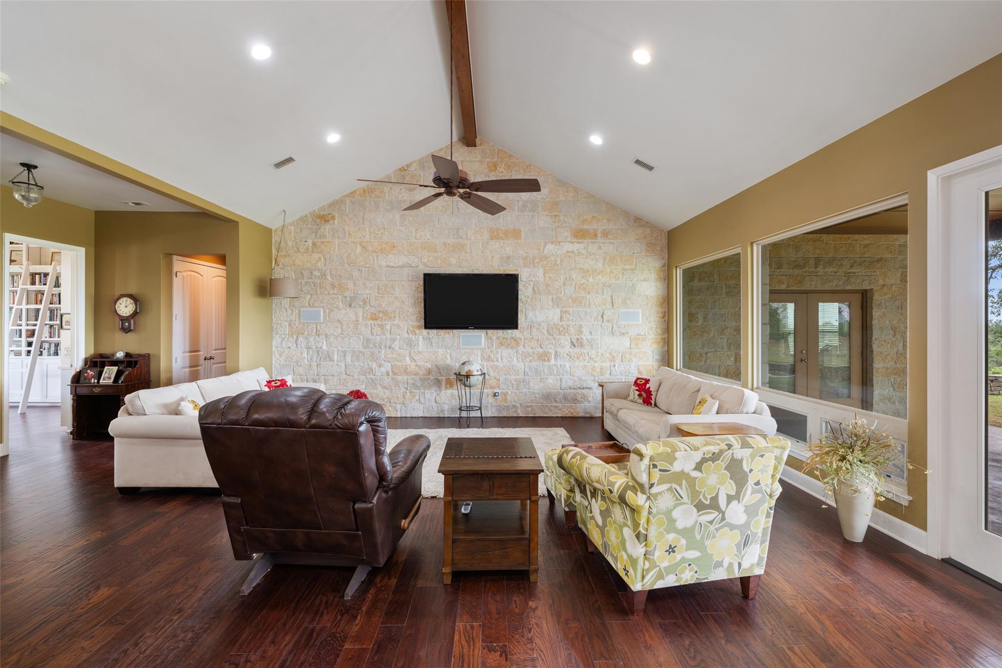 1519 Brushy Top Trl, Blanco, TX 78606