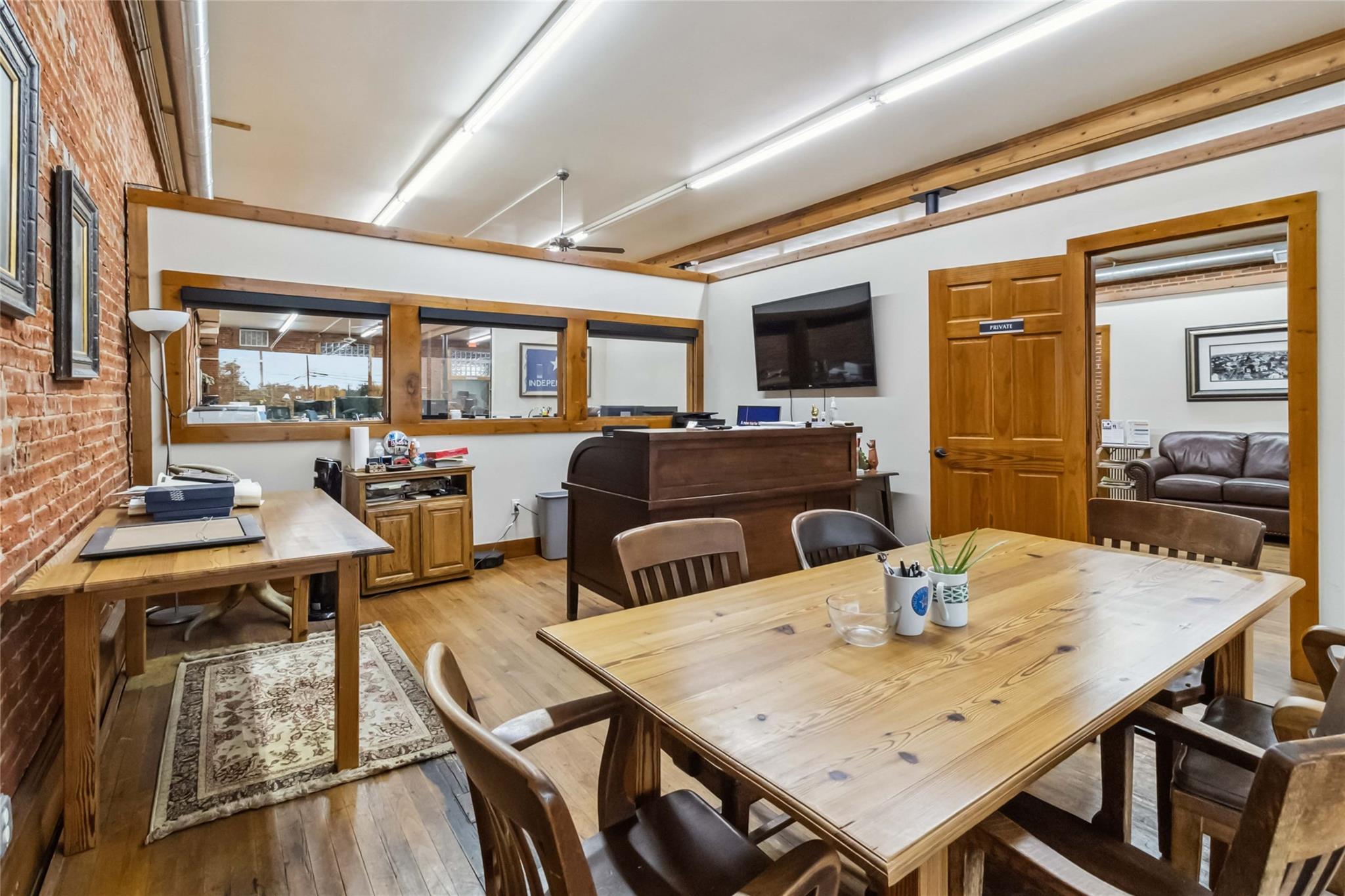 22 N Main St, Elgin, TX 78621