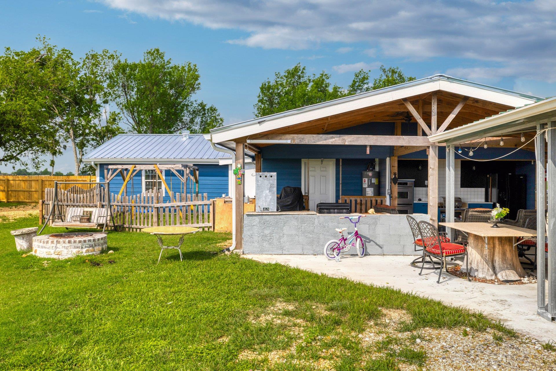 5902 N Main St N, Taylor, TX 76574