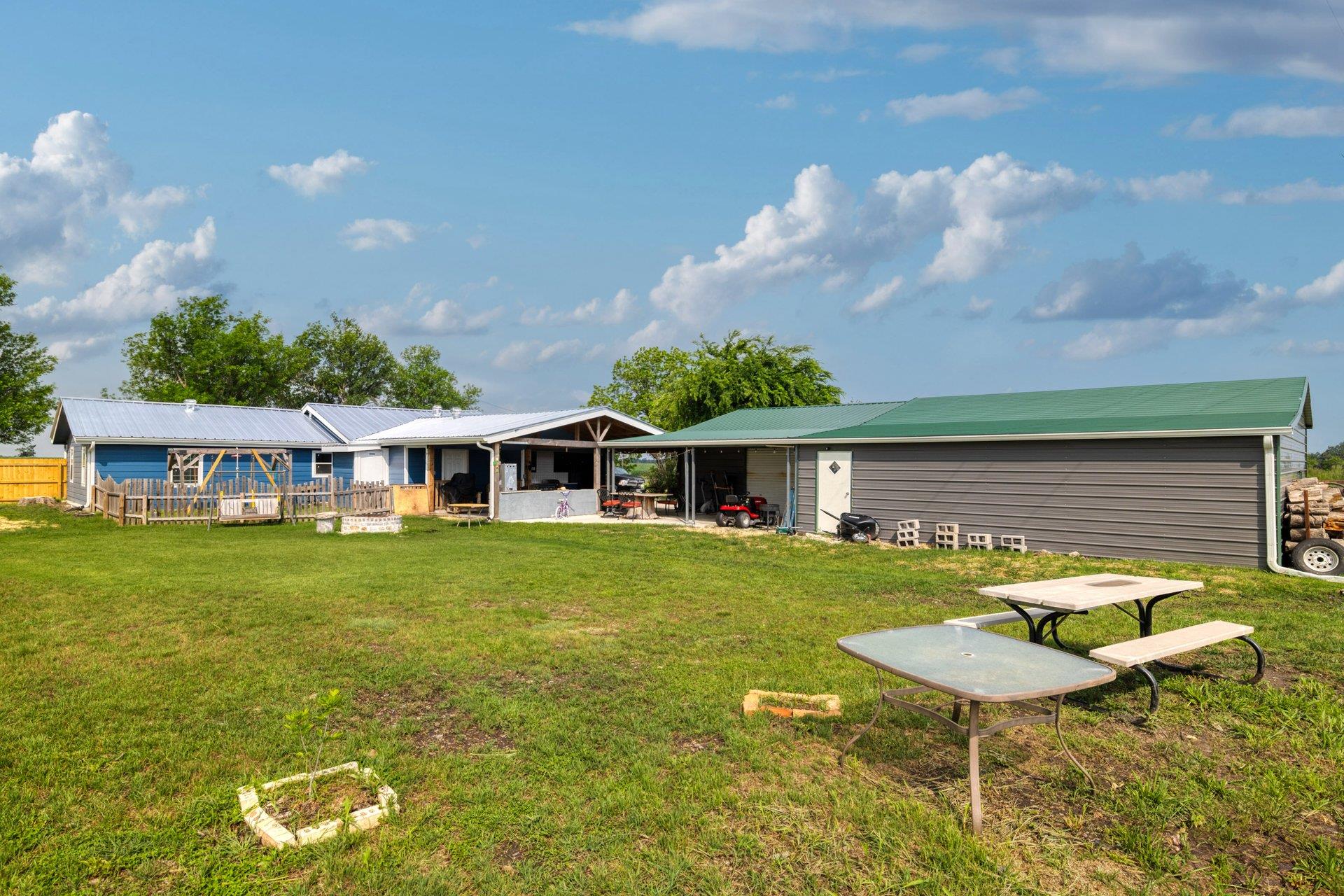 5902 N Main St N, Taylor, TX 76574