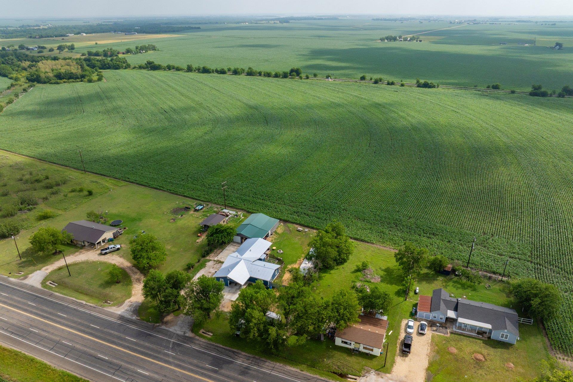 5902 N Main St N, Taylor, TX 76574