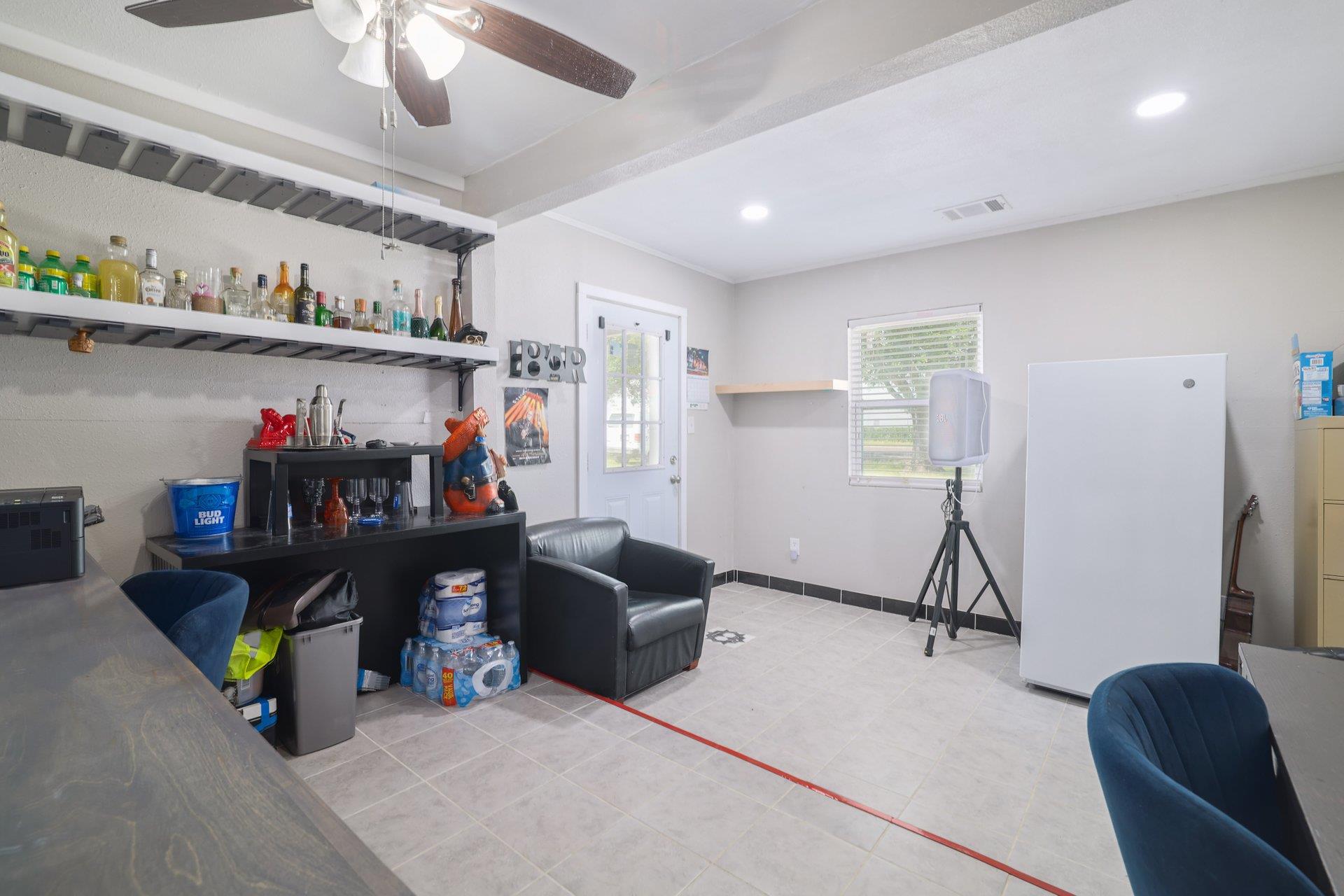5902 N Main St N, Taylor, TX 76574