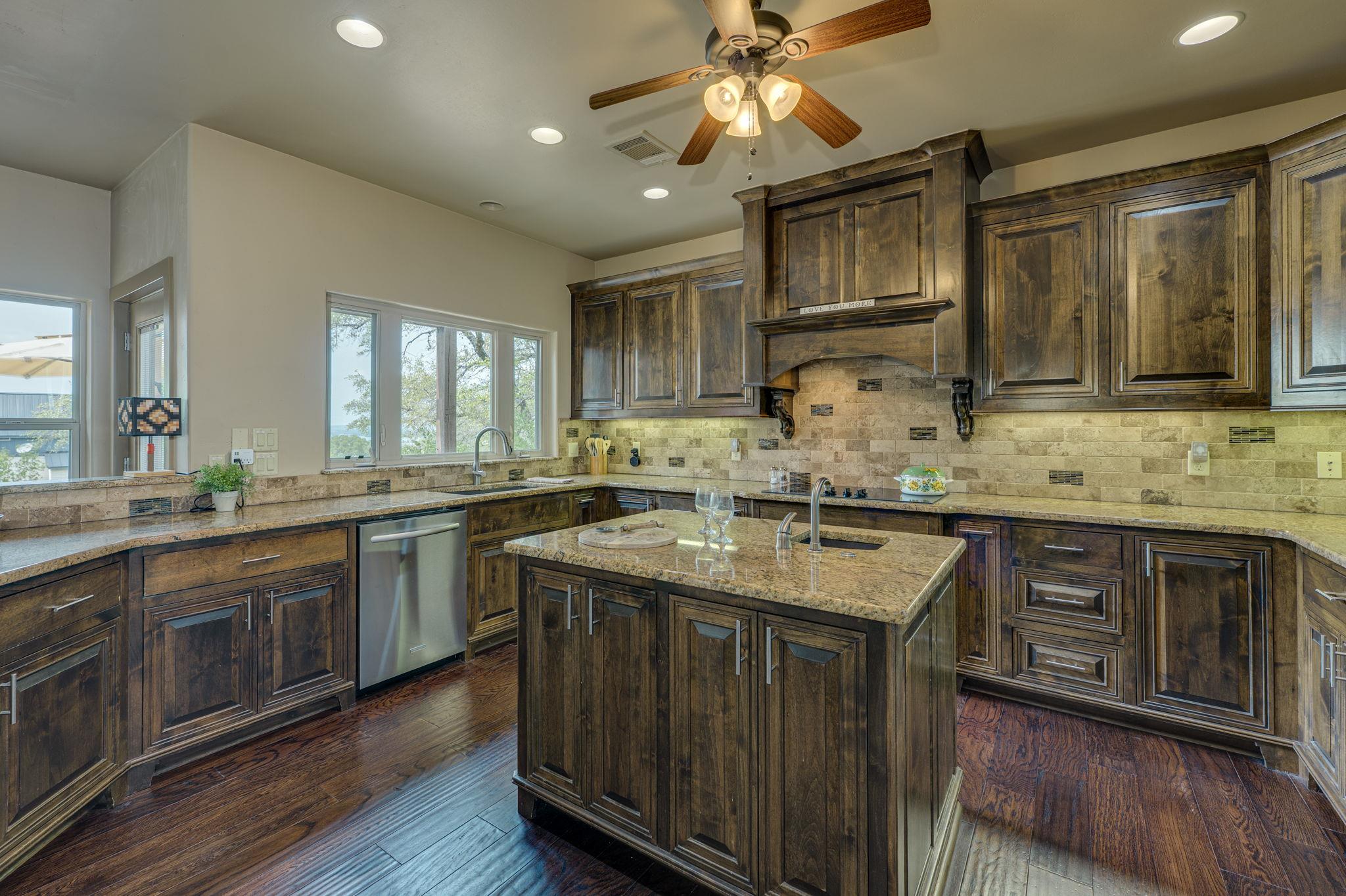 600 Mountain Dew Rd, Horseshoe Bay, TX 78657