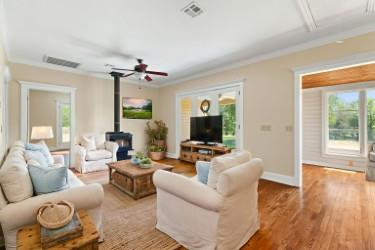 395 Dale Ln, Dale, TX 78616