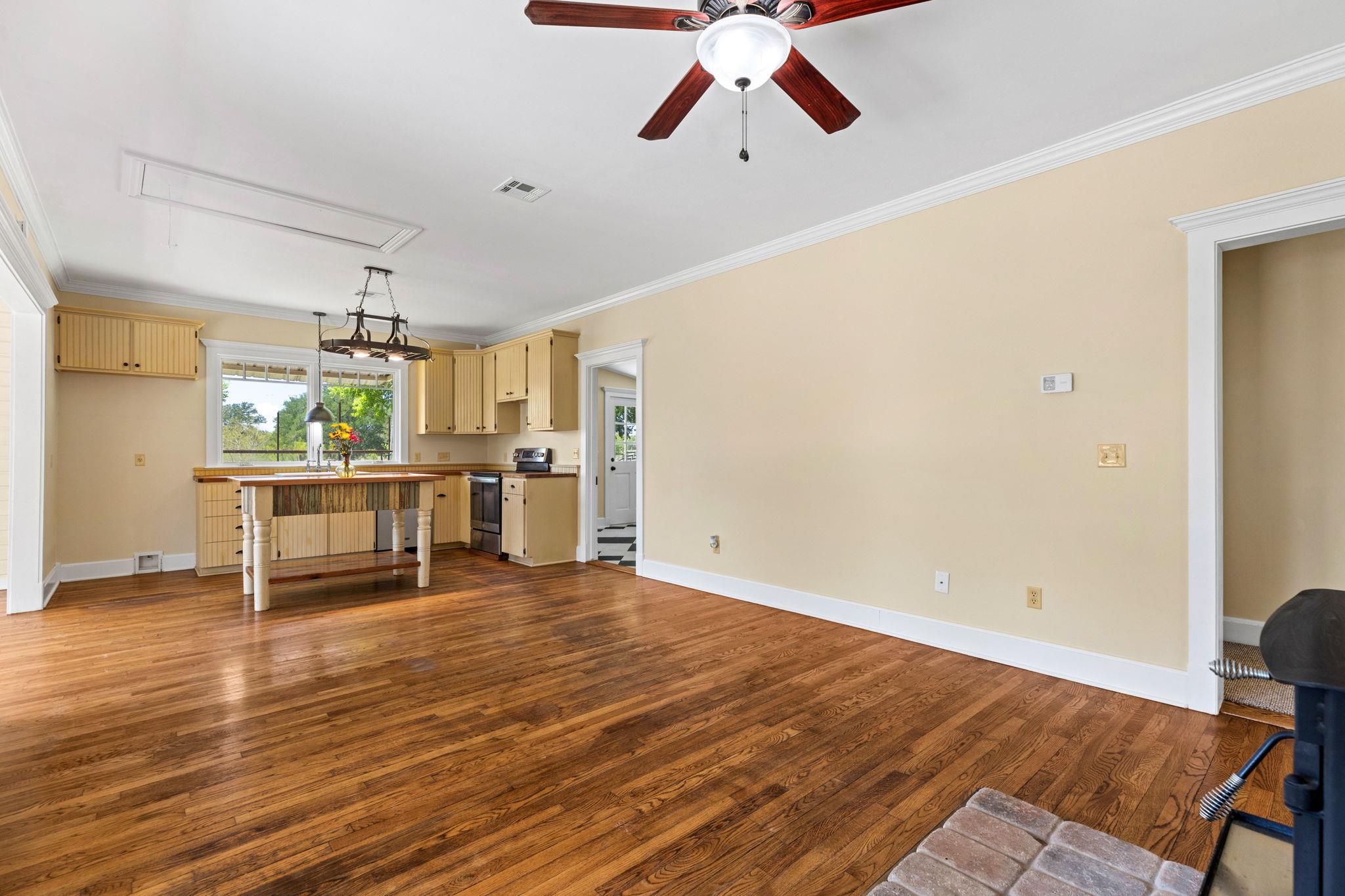 395 Dale Ln, Dale, TX 78616