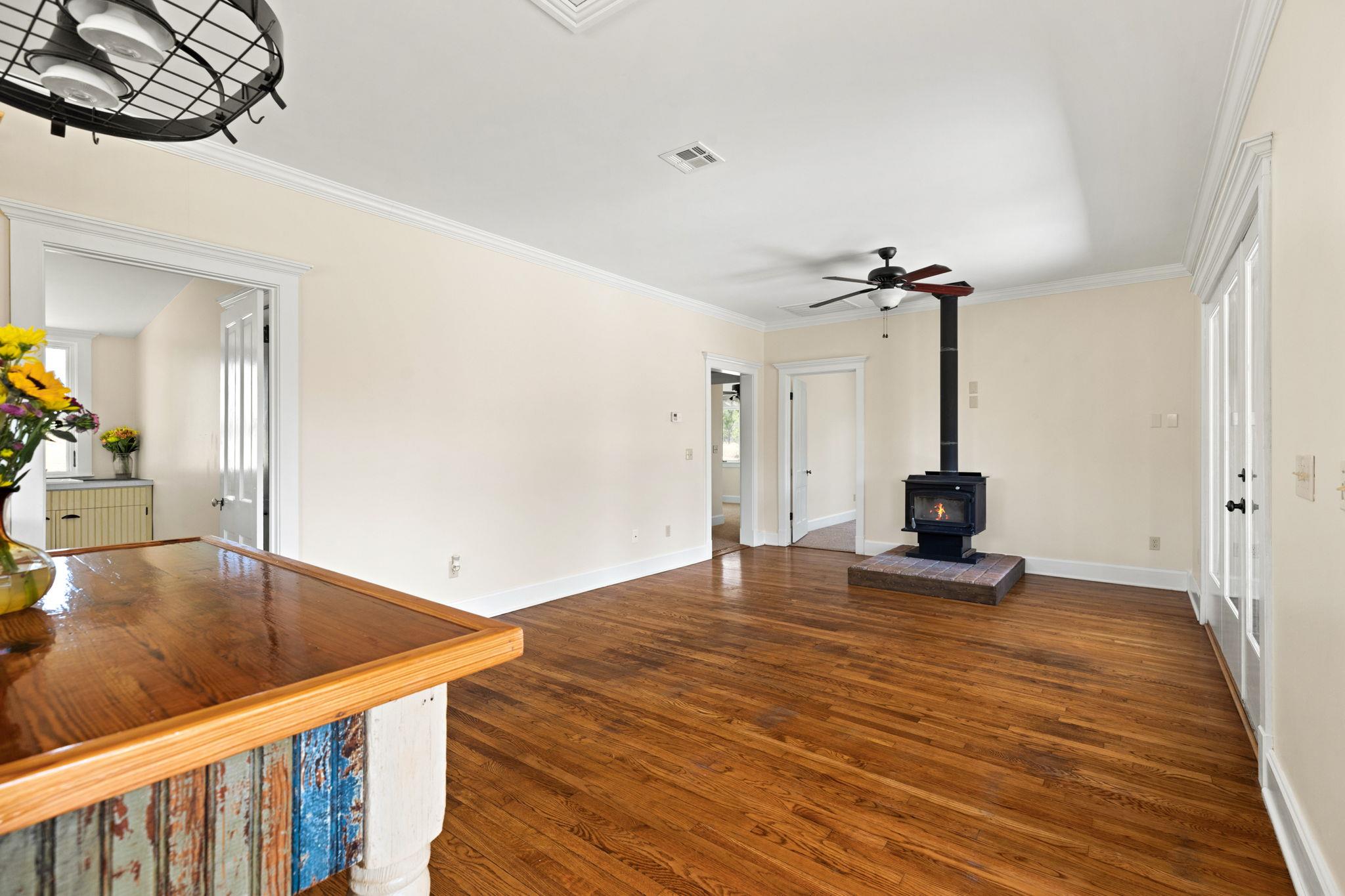 395 Dale Ln, Dale, TX 78616