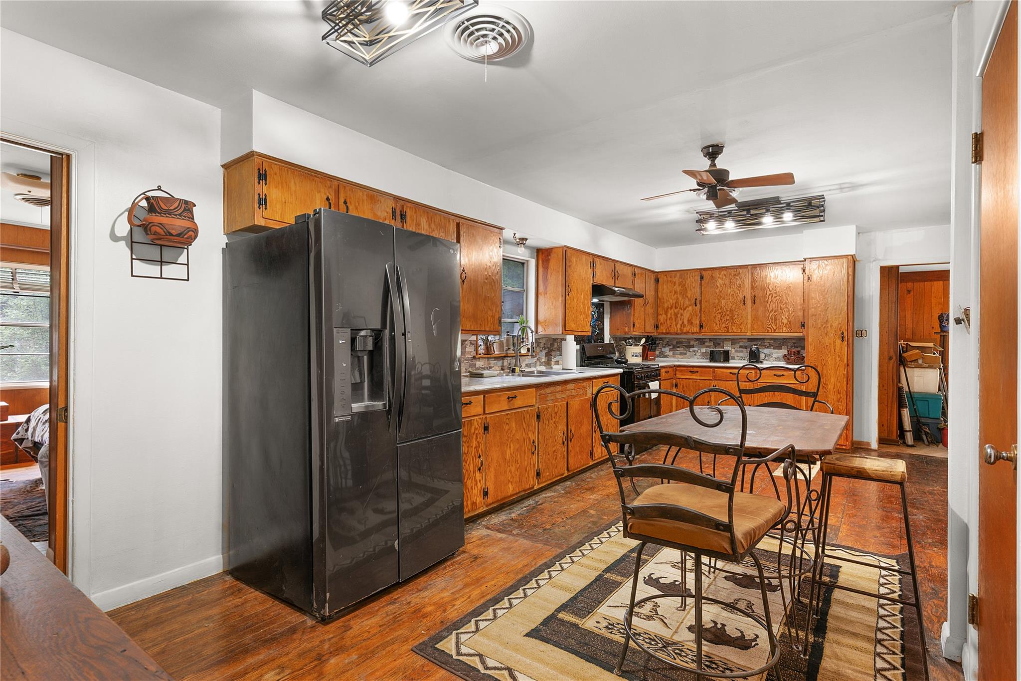 607 Gilmore St, Taylor, TX 76574